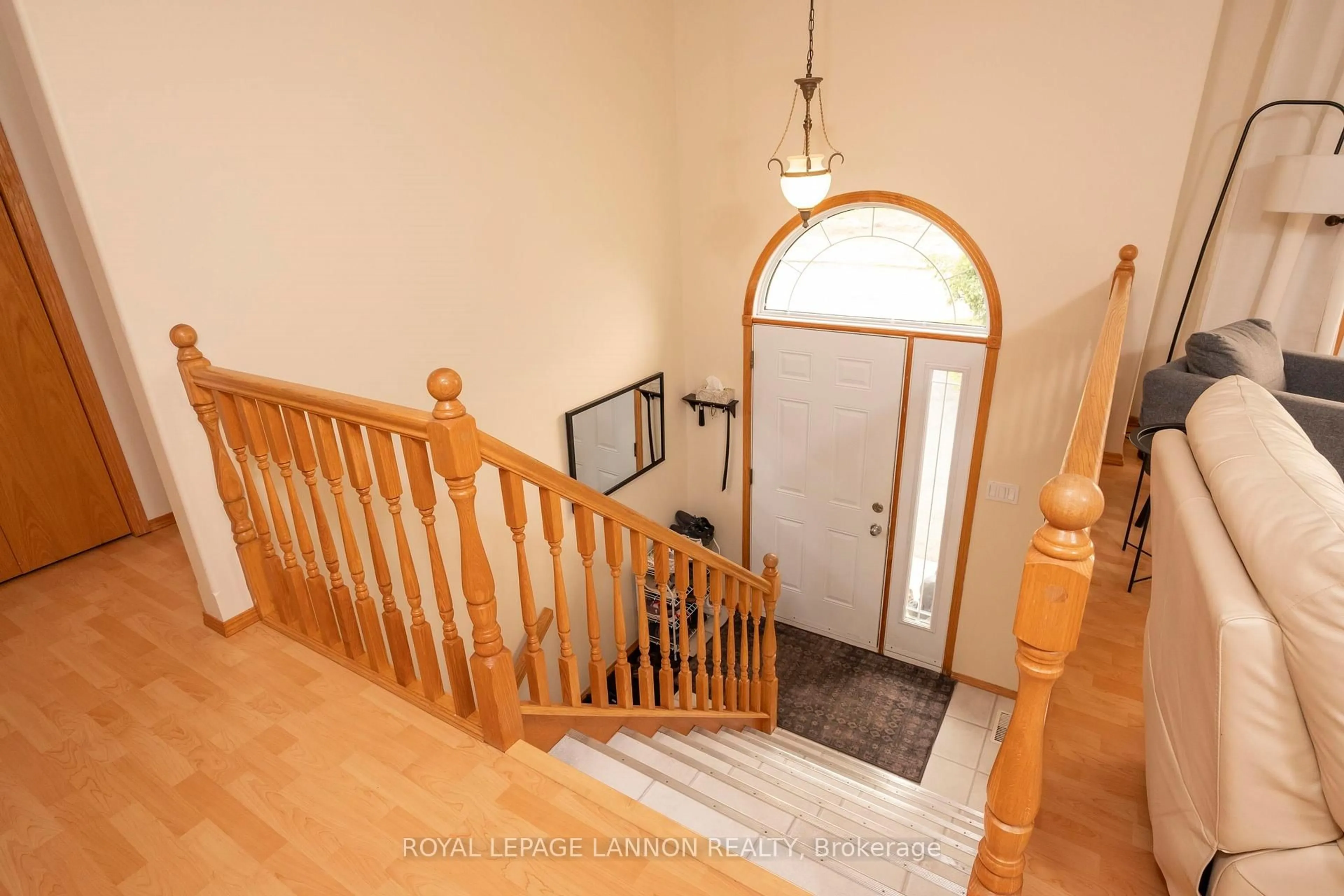 Indoor foyer for 1486 Hutton Park Dr, Thunder Bay Ontario P7G 1E5
