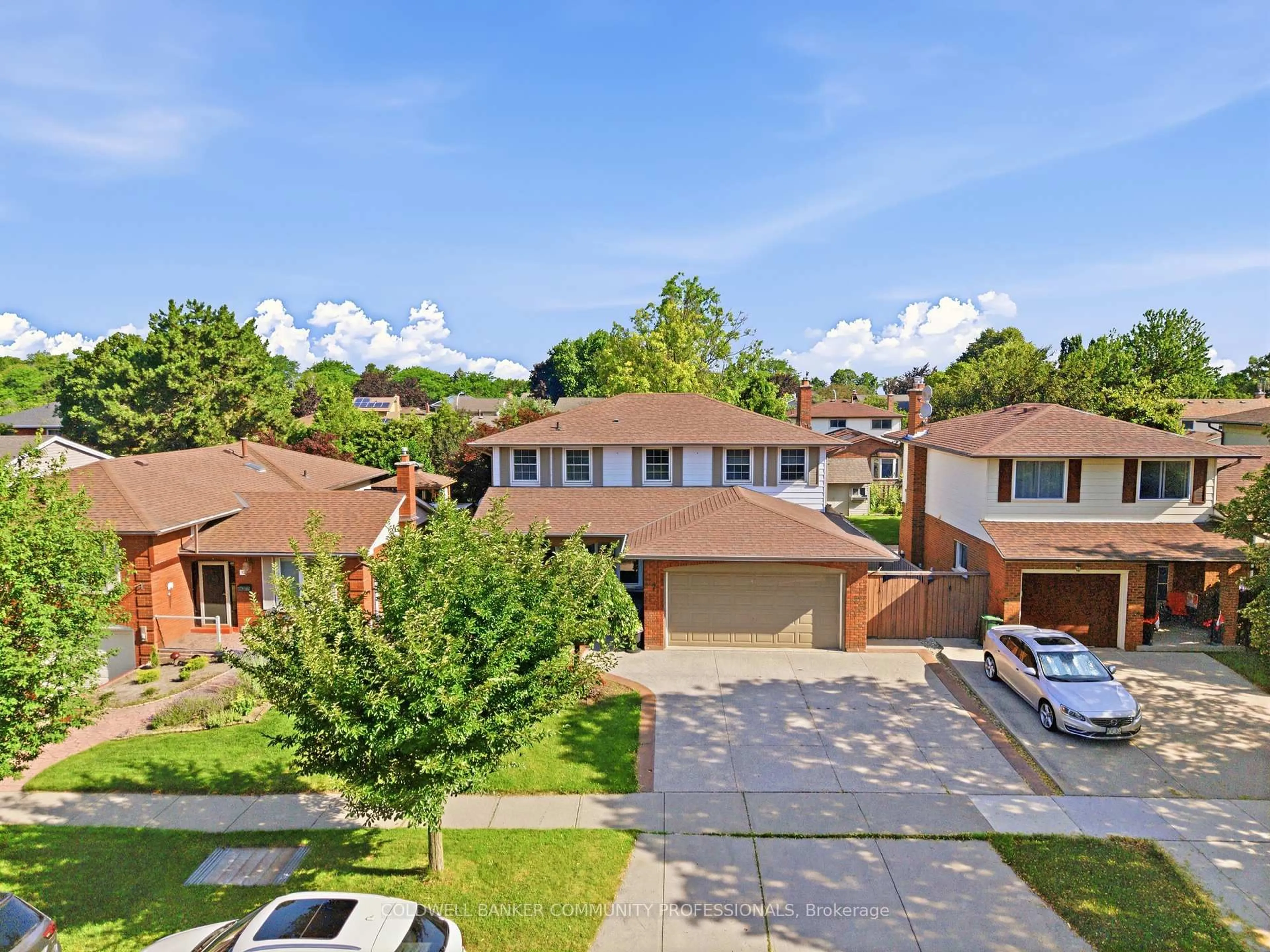 A pic from outside/outdoor area/front of a property/back of a property/a pic from drone, street for 7 Apex Crt, Hamilton Ontario L8J 1J2