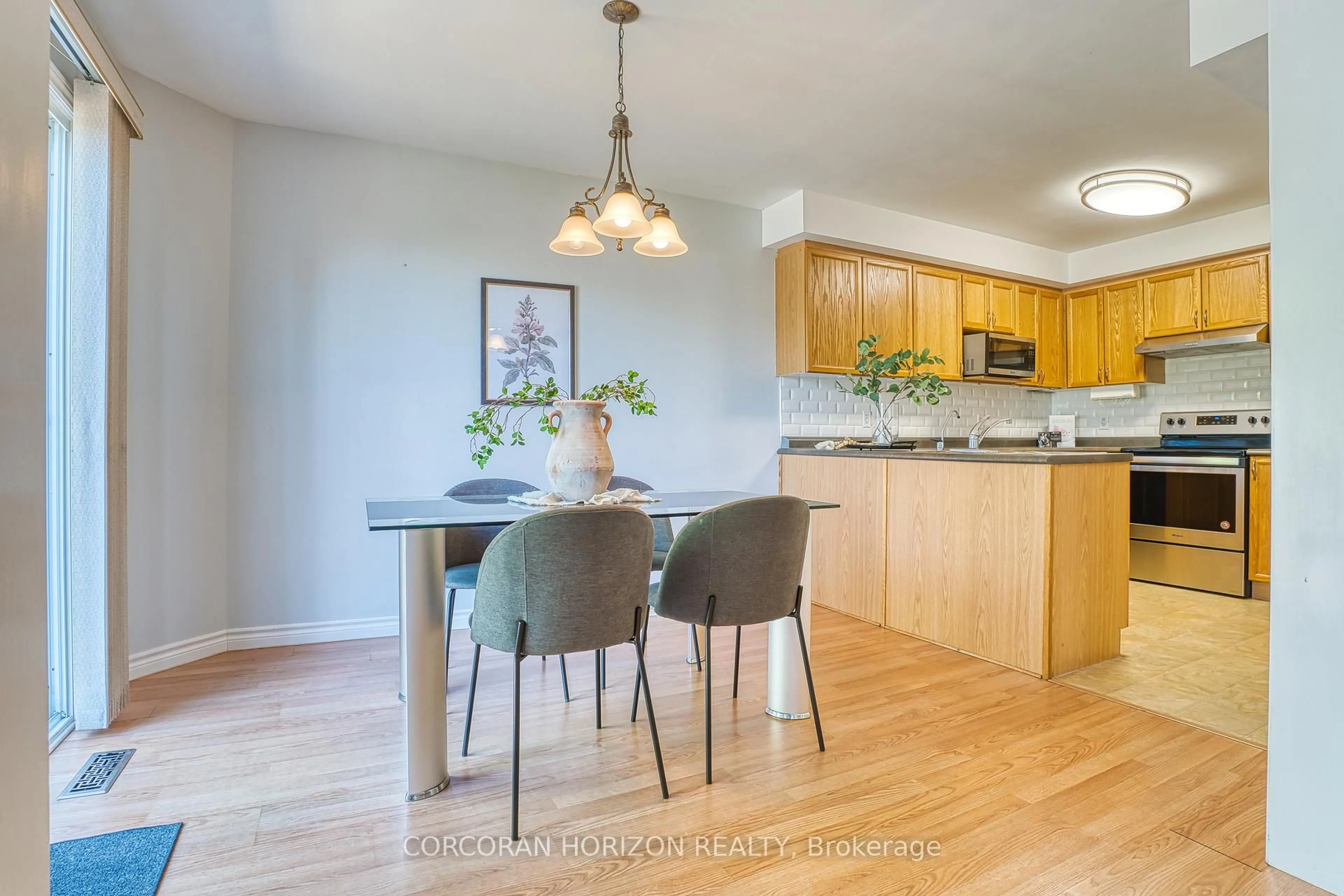 Open concept kitchen, wood/laminate floor for 35 Lady Crt, St. Marys Ontario N4X 1E5