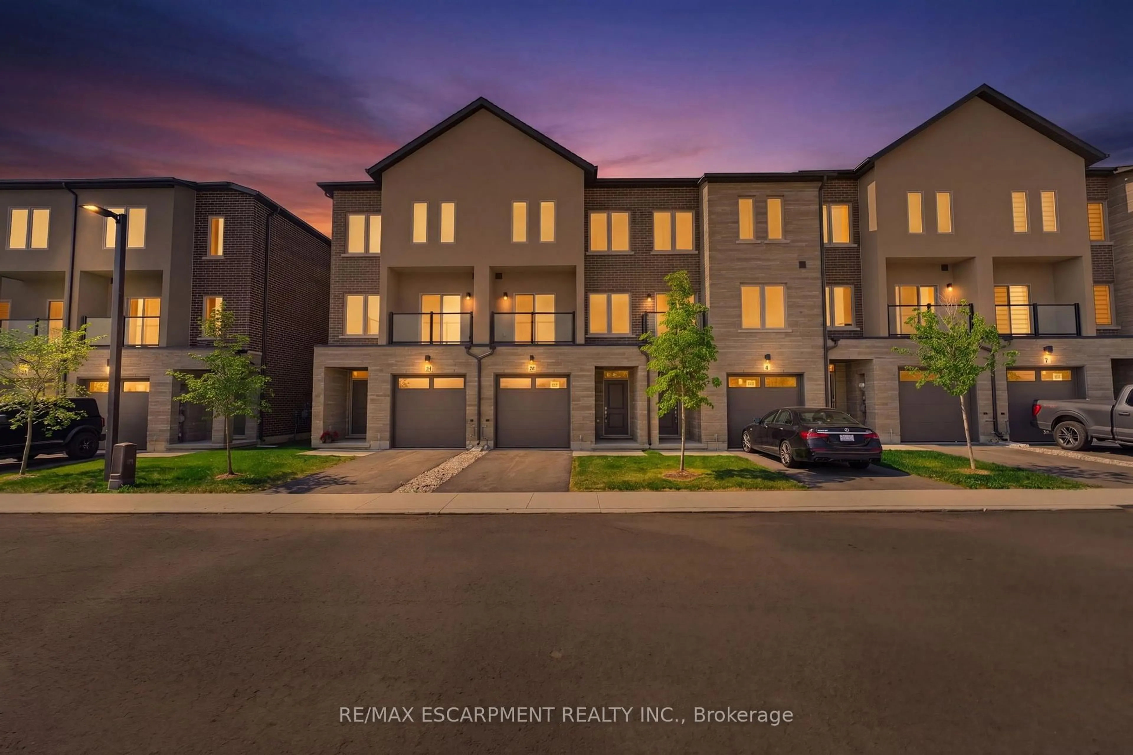 A pic from outside/outdoor area/front of a property/back of a property/a pic from drone, street for 10 CLEAR VALLEY Lane, Hamilton Ontario L0R 1W0