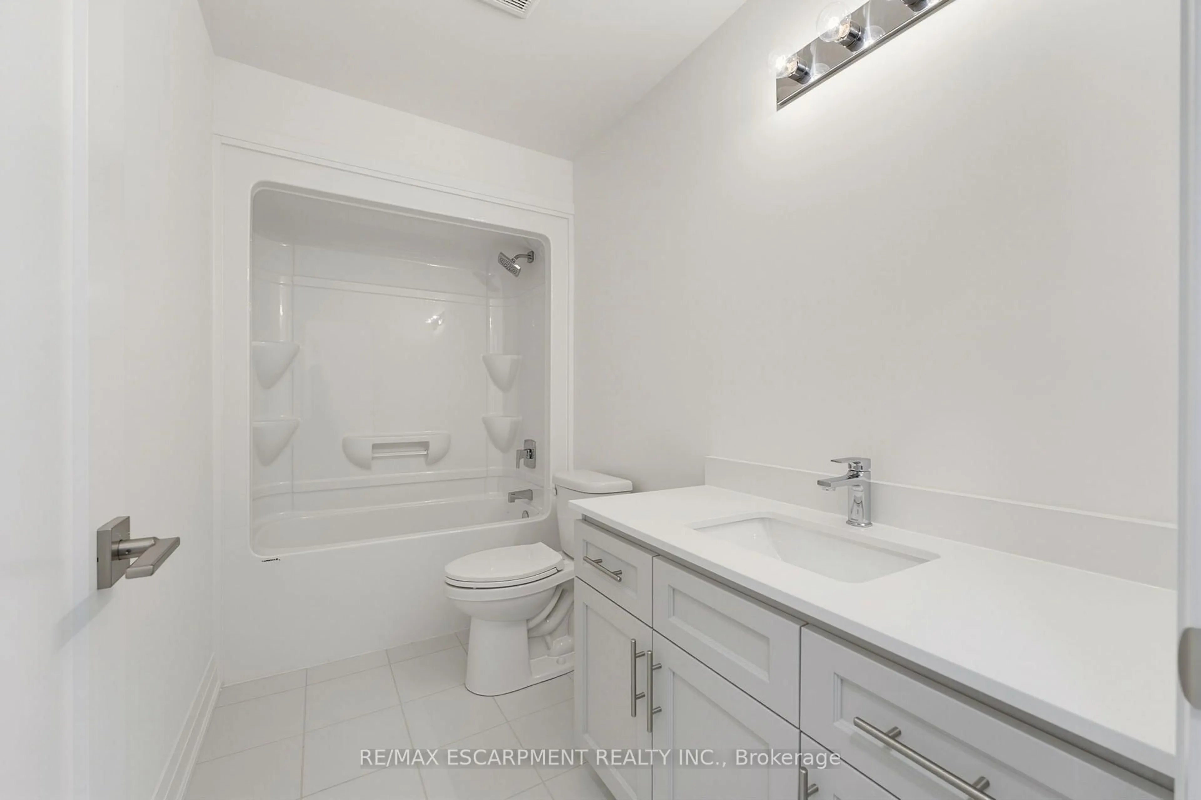 Standard bathroom, unknown for 10 CLEAR VALLEY Lane, Hamilton Ontario L0R 1W0