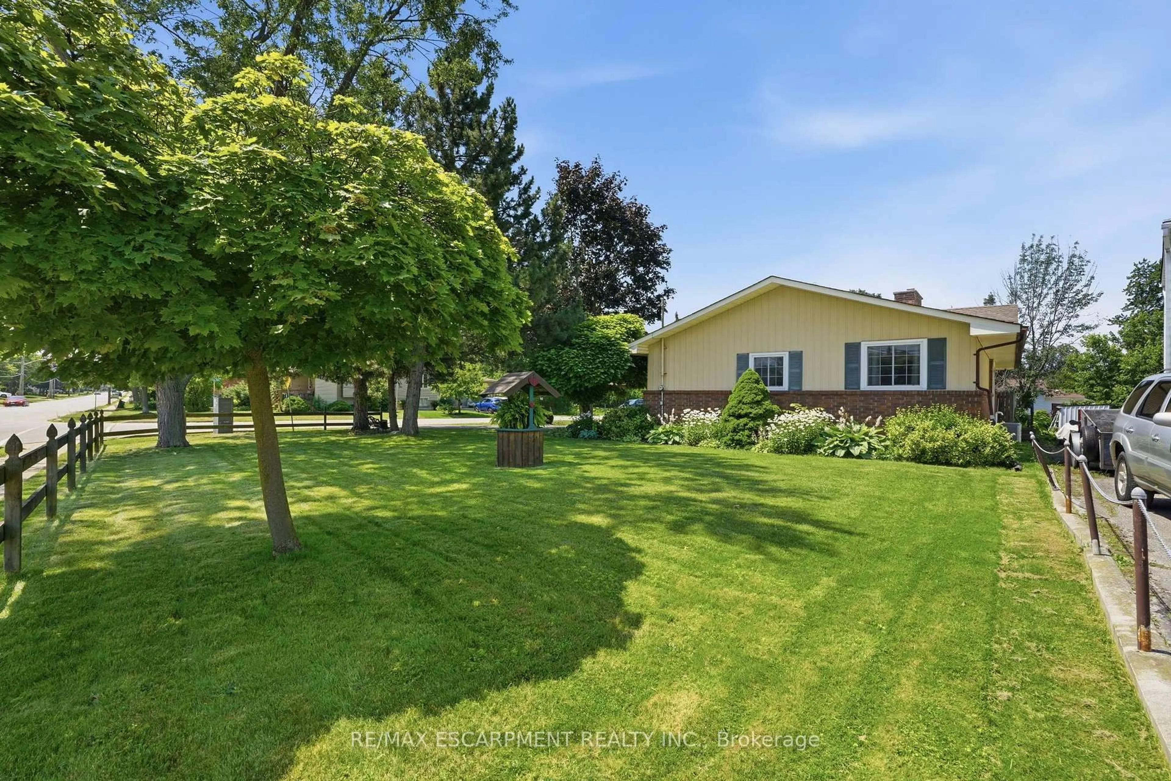 A pic from outside/outdoor area/front of a property/back of a property/a pic from drone, water/lake/river/ocean view for 2A Valley Rd, St. Catharines Ontario L2S 1Y6