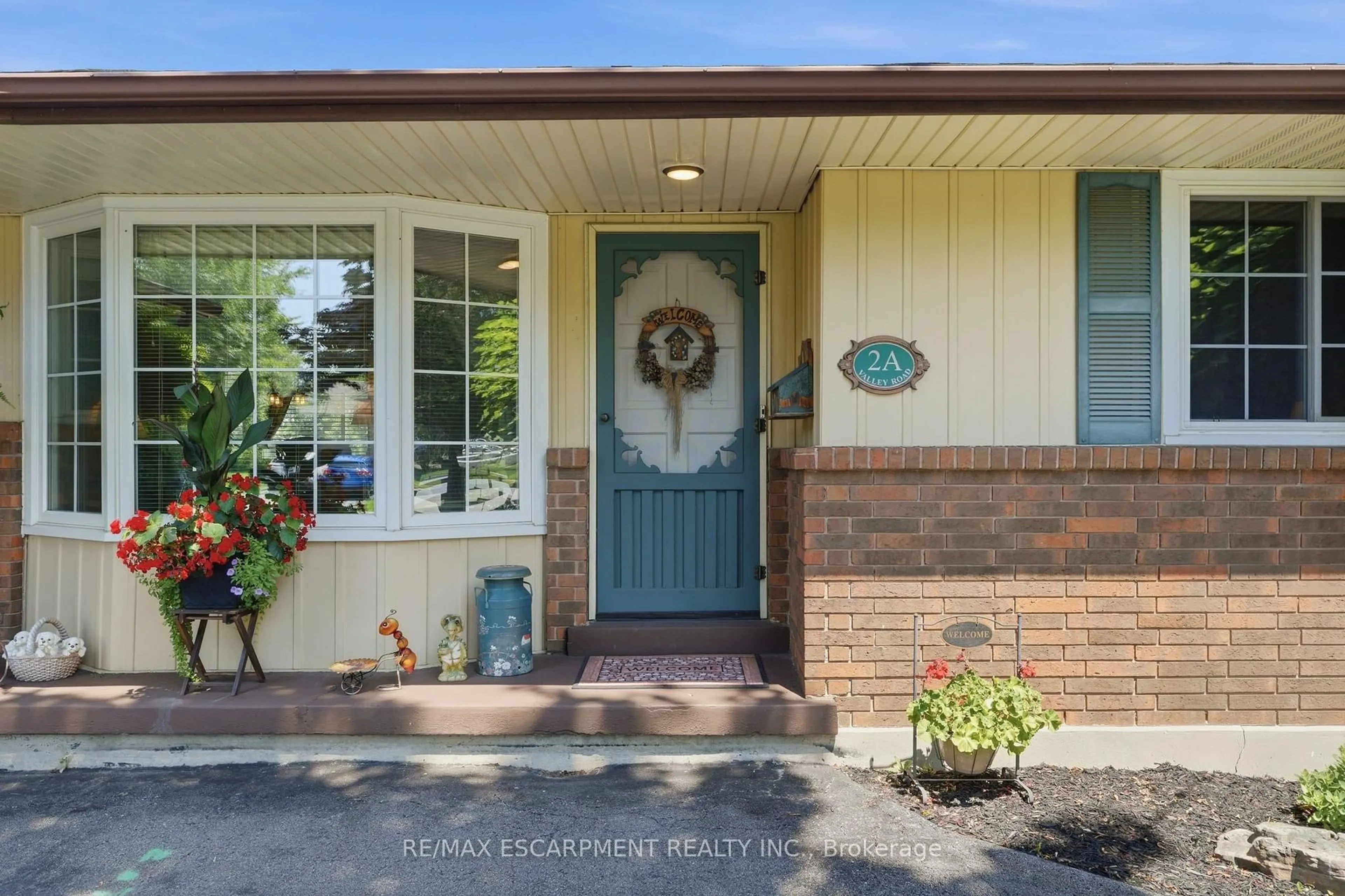 Indoor entryway for 2A Valley Rd, St. Catharines Ontario L2S 1Y6
