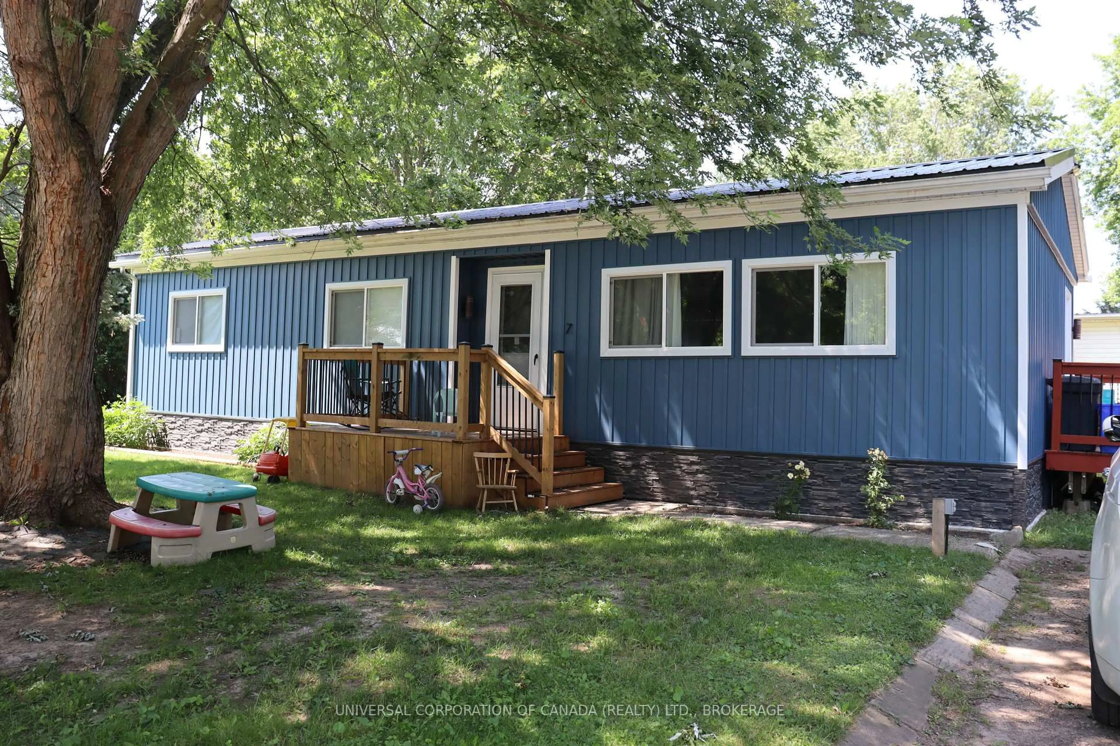 Home with vinyl exterior material, street for 7 MAPLE ST St, South-West Oxford Ontario N0L 1C0