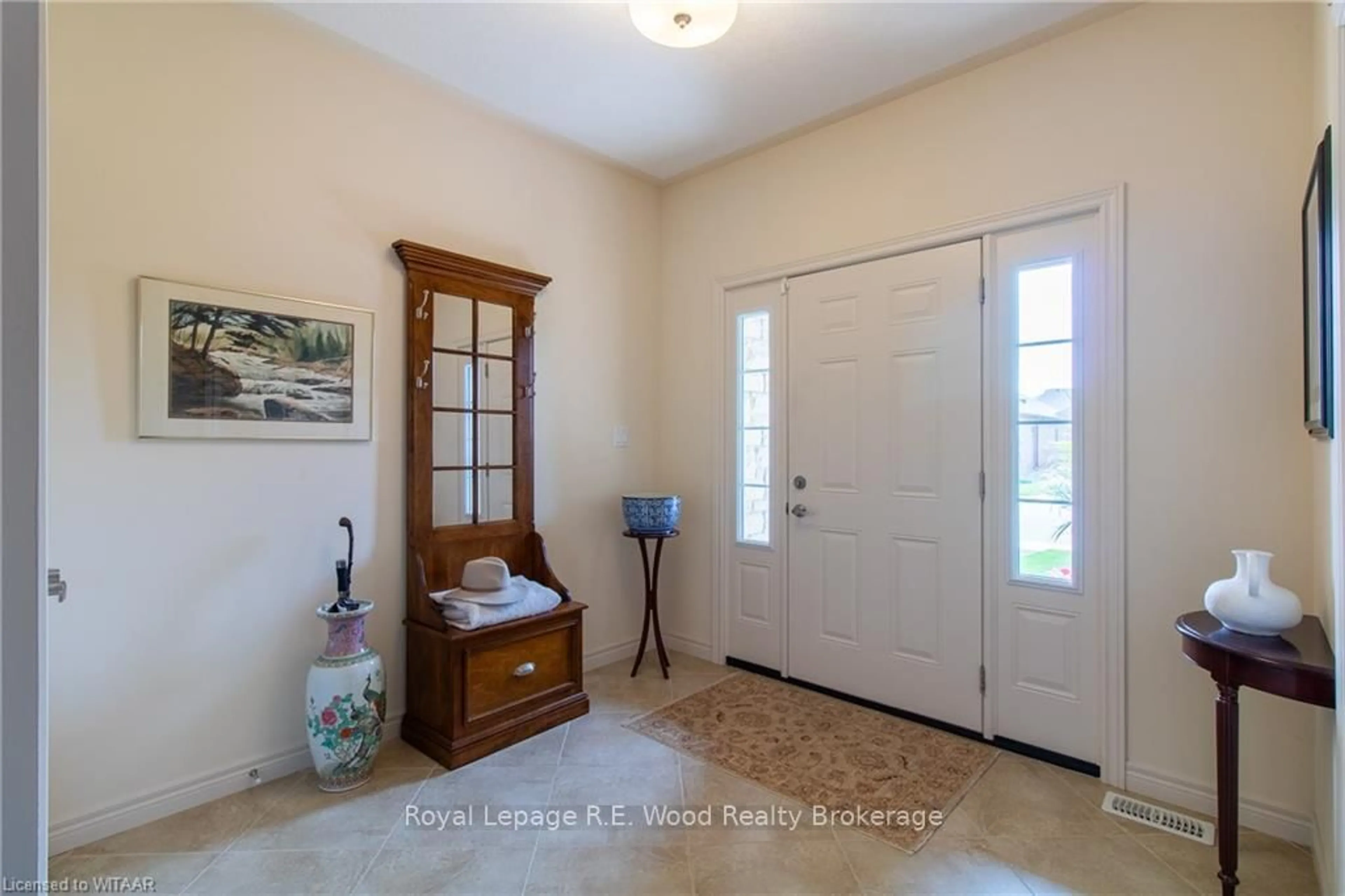 Indoor entryway for 6 ESSELTINE Dr, Tillsonburg Ontario N4G 0C3