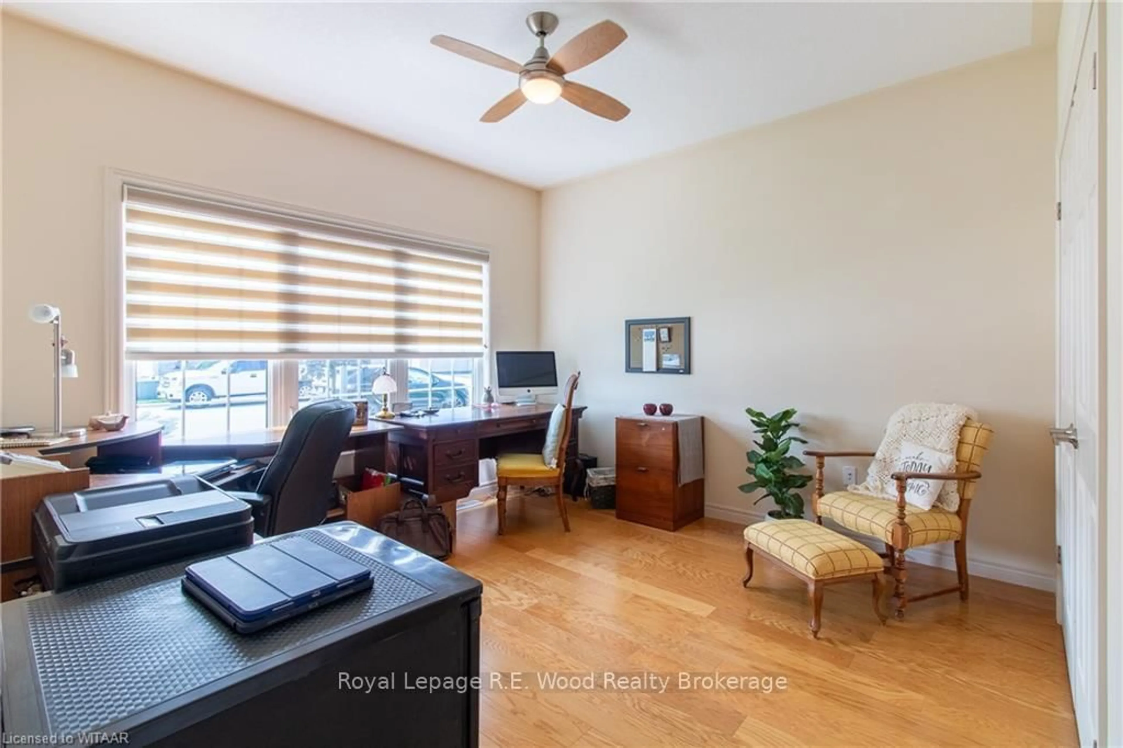 Living room with furniture, wood/laminate floor for 6 ESSELTINE Dr, Tillsonburg Ontario N4G 0C3