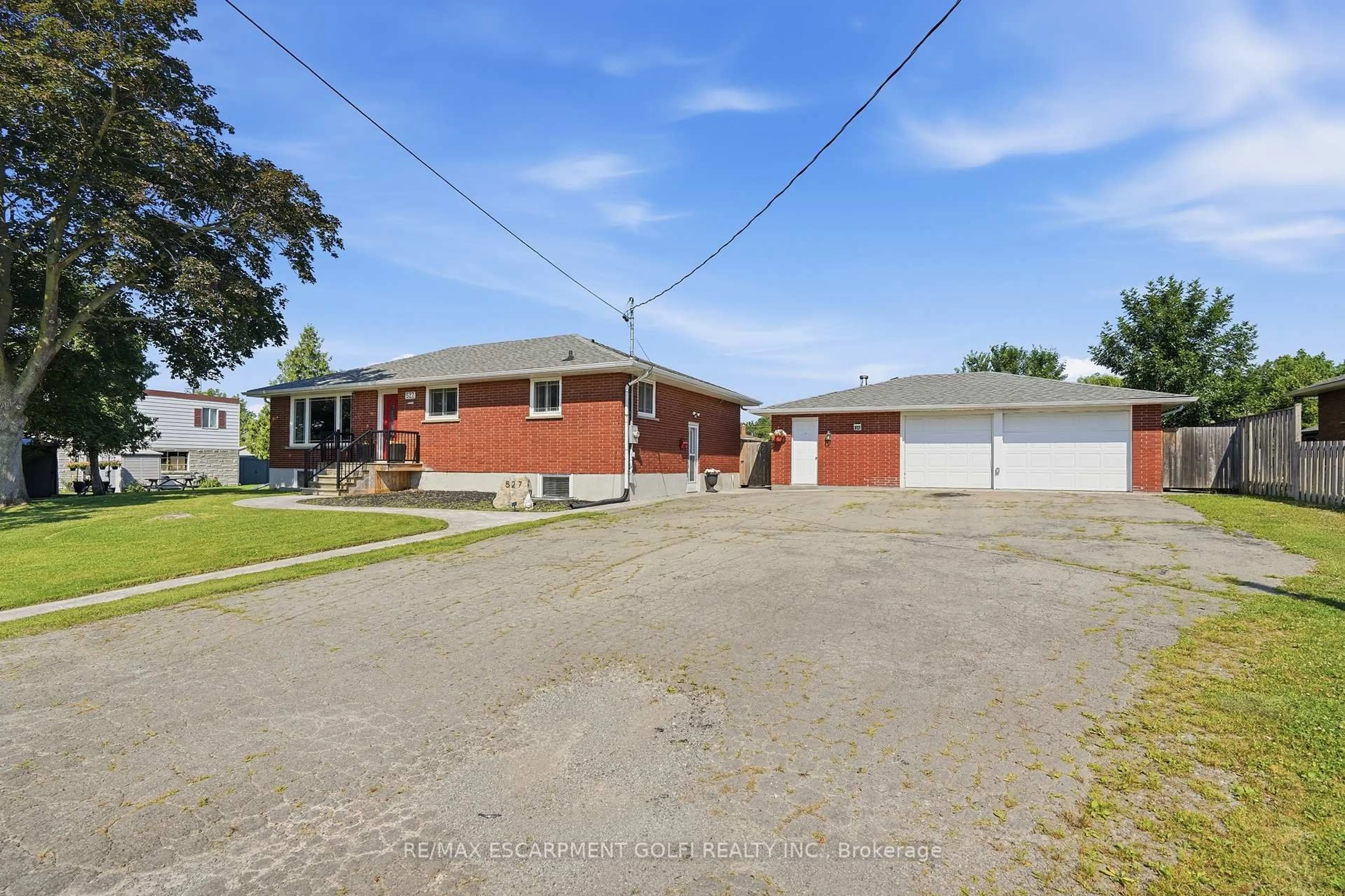 A pic from outside/outdoor area/front of a property/back of a property/a pic from drone, street for 527 Walden Blvd, Fort Erie Ontario L2A 1S2