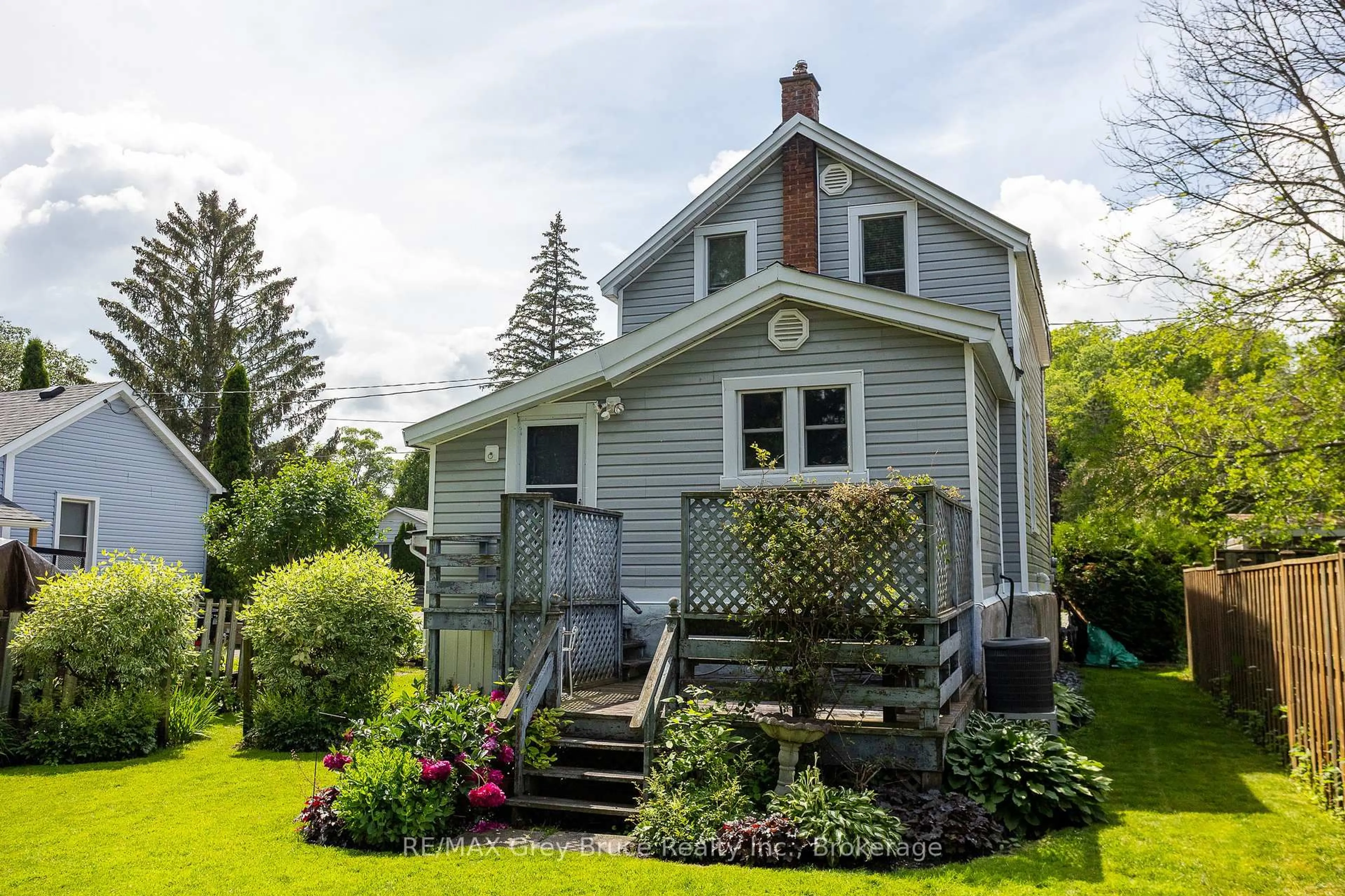 Home with vinyl exterior material, street for 1591 5th Ave, Owen Sound Ontario N4K 5B4