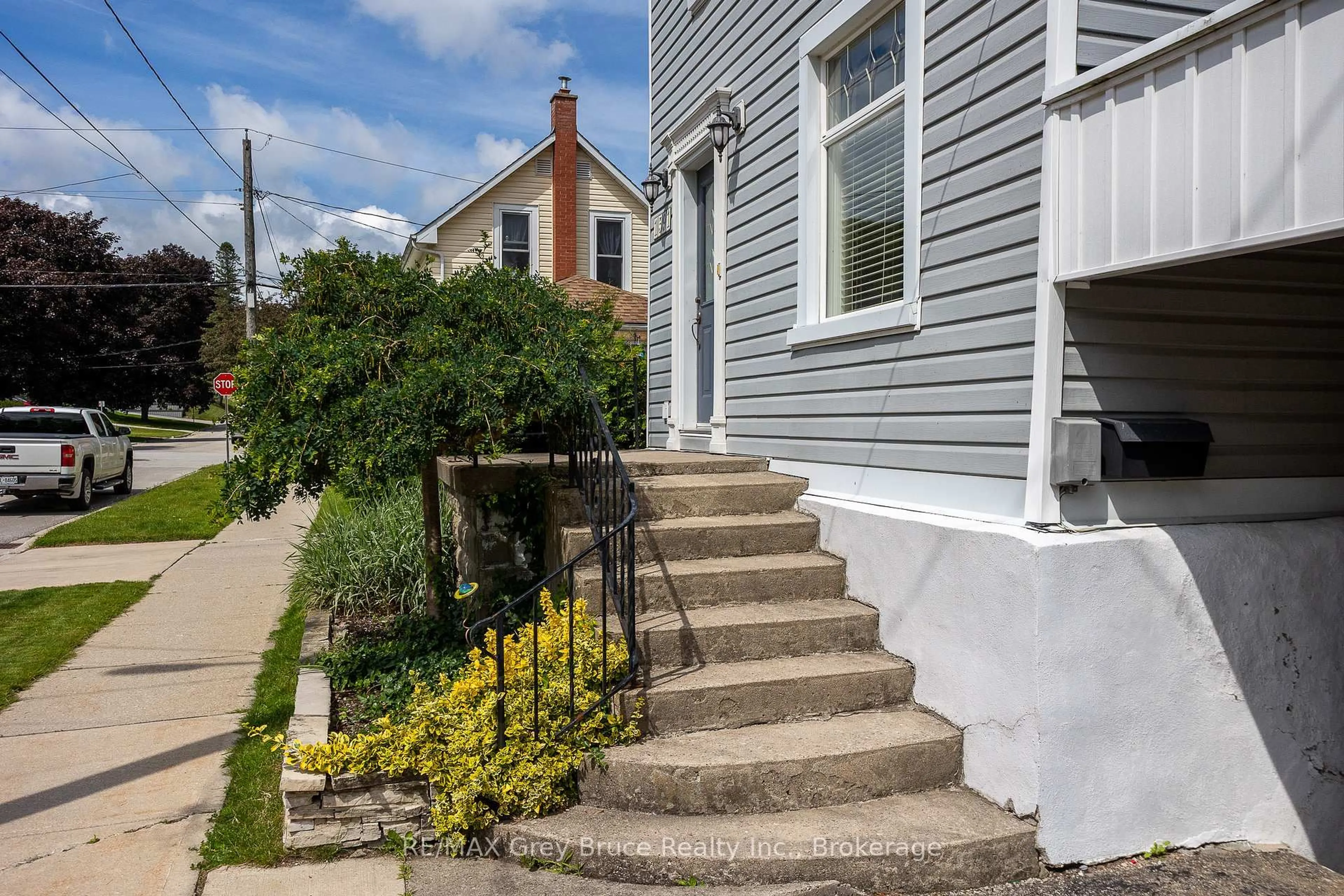 Stairs for 1591 5th Ave, Owen Sound Ontario N4K 5B4