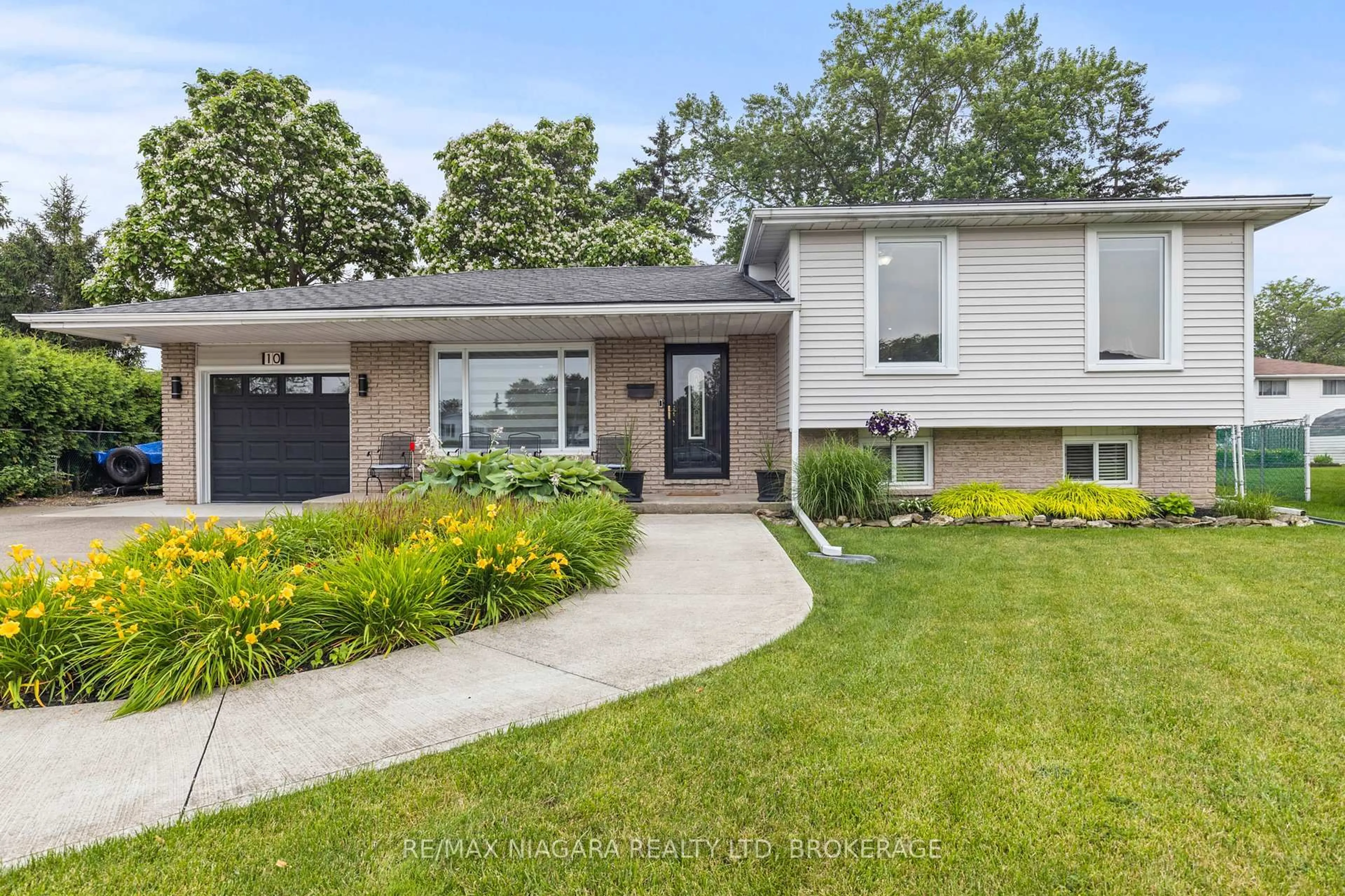 Home with vinyl exterior material, street for 10 Acadia Crt, Welland Ontario L3C 6J5