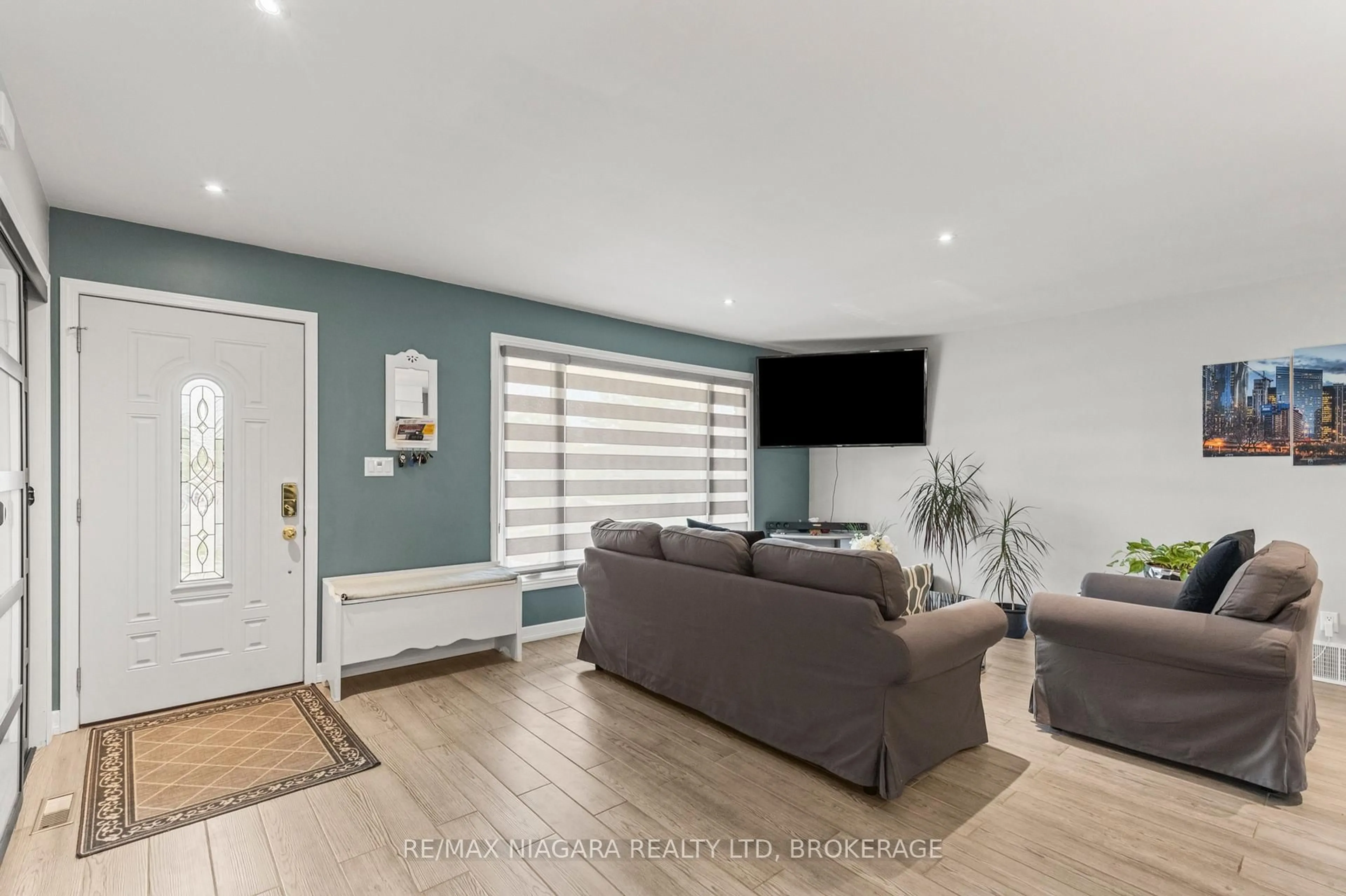 Living room with furniture, wood/laminate floor for 10 Acadia Crt, Welland Ontario L3C 6J5