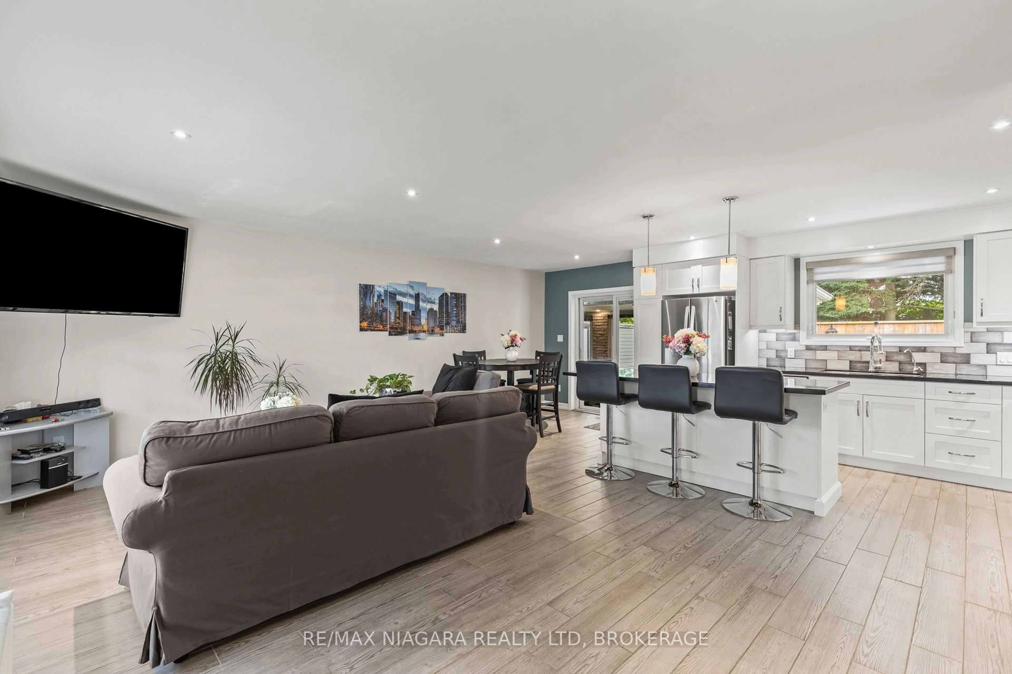 Open concept kitchen, unknown for 10 Acadia Crt, Welland Ontario L3C 6J5