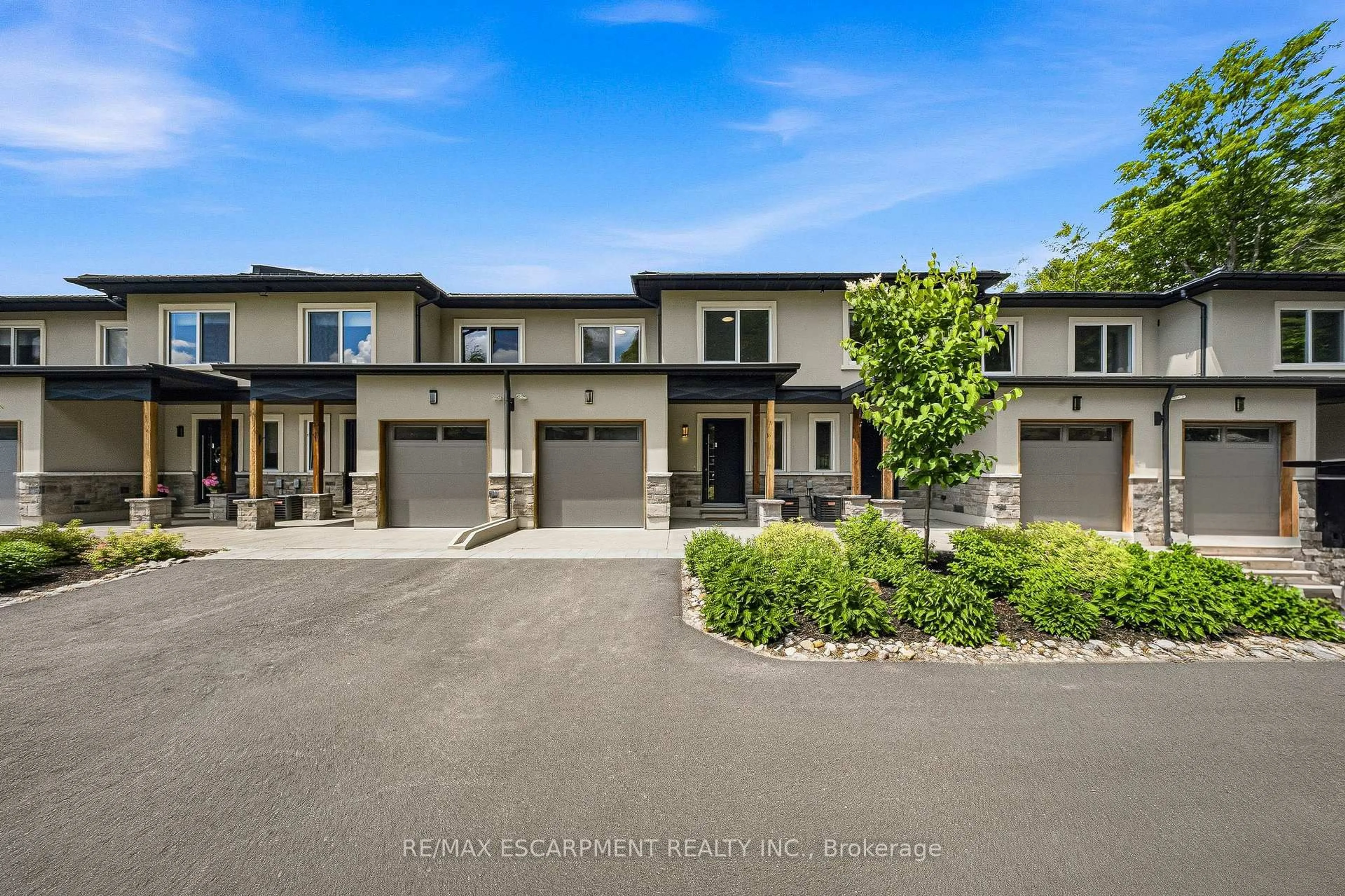 A pic from outside/outdoor area/front of a property/back of a property/a pic from drone, street for 31 Horizon Lane, Huntsville Ontario P1H 1V5