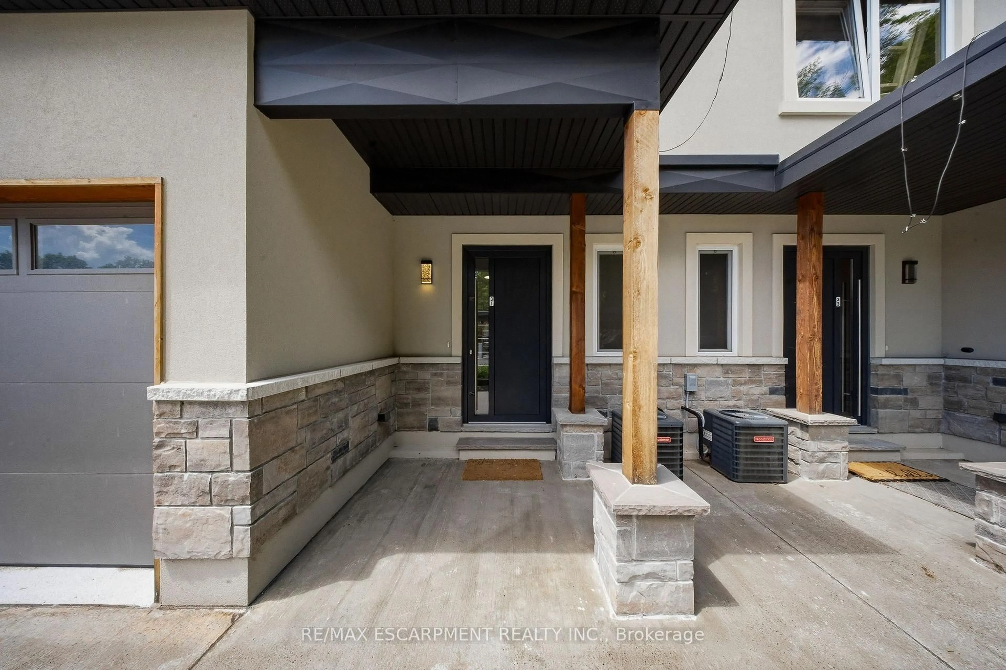 Indoor entryway for 31 Horizon Lane, Huntsville Ontario P1H 1V5