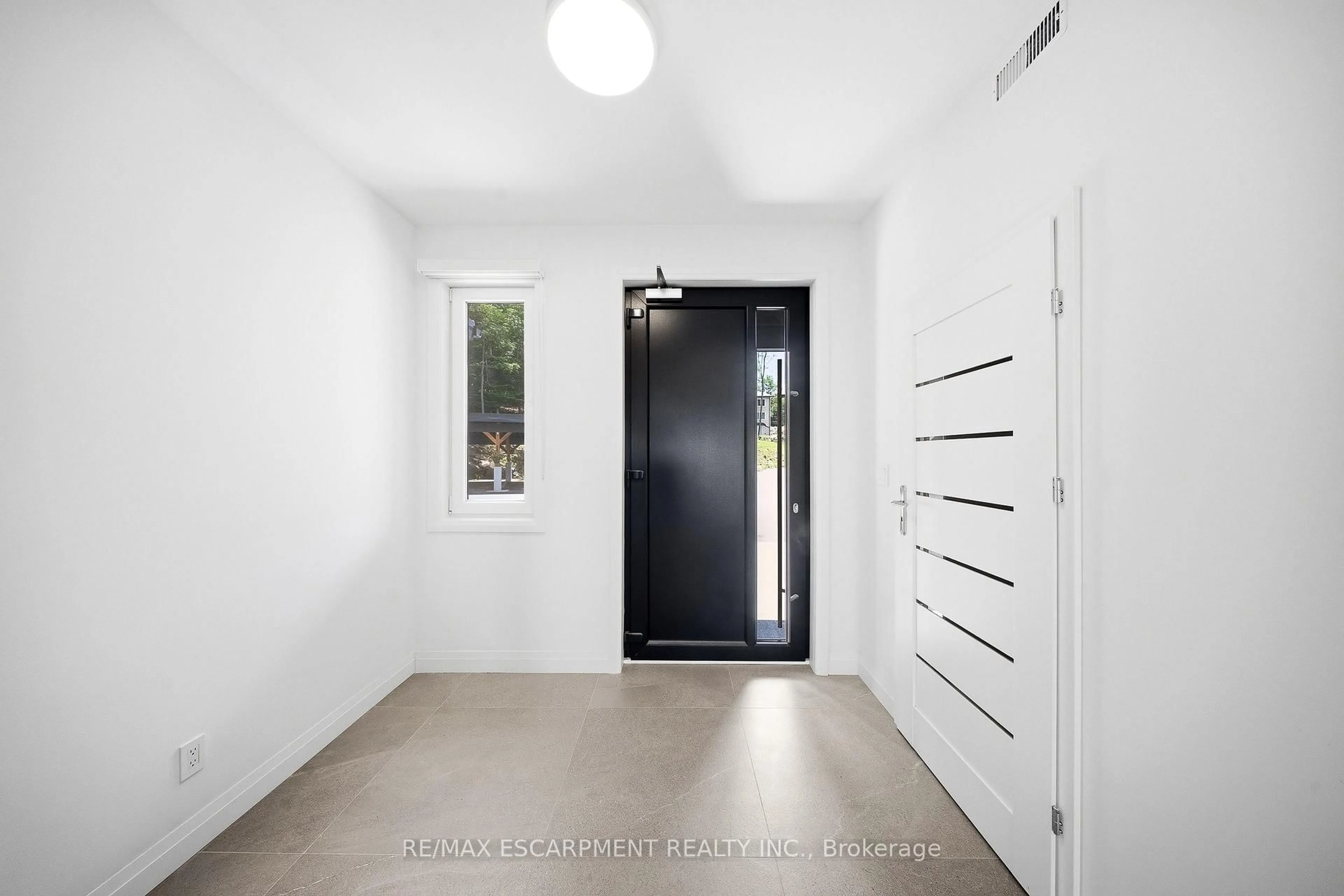 Indoor entryway for 31 Horizon Lane, Huntsville Ontario P1H 1V5
