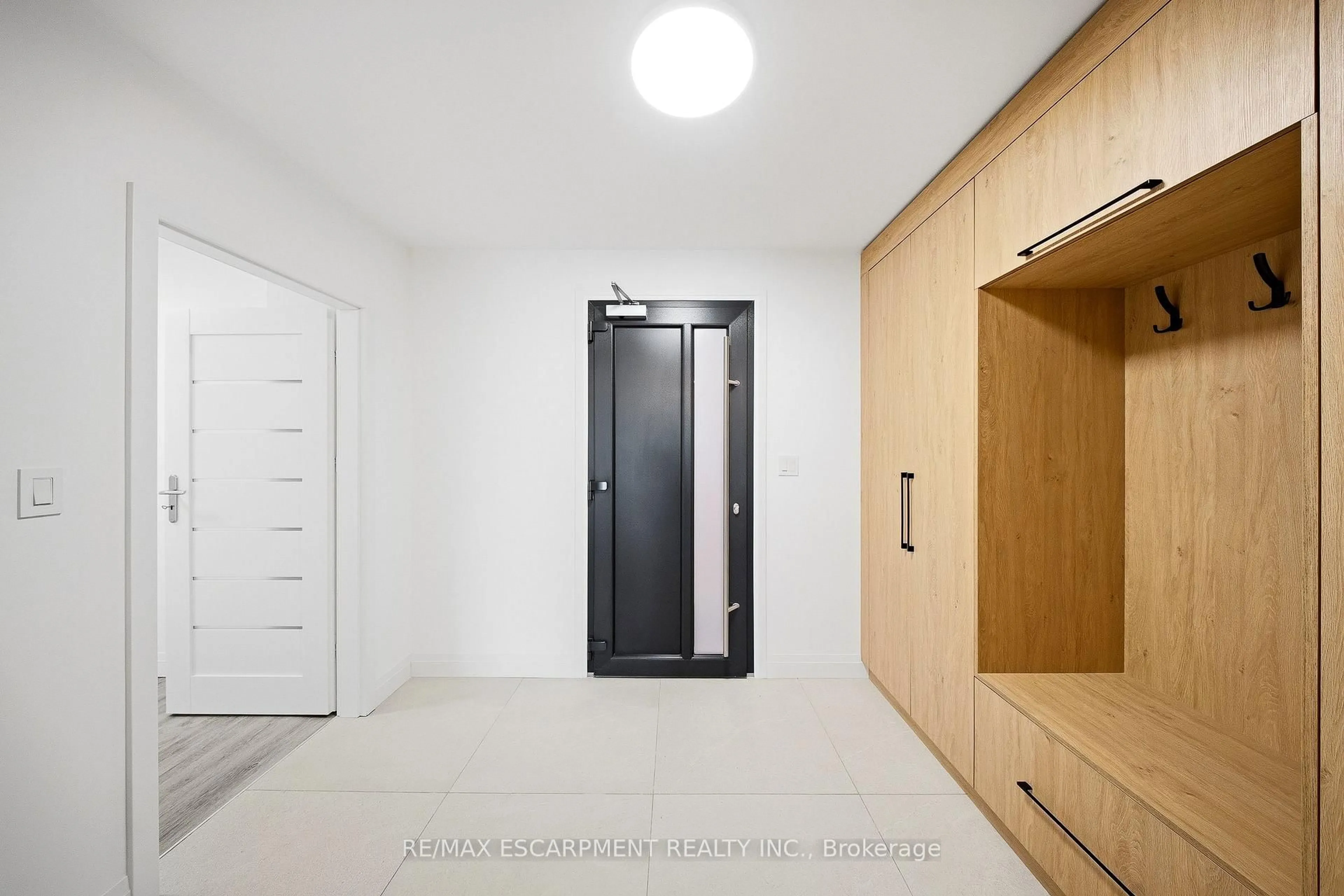 Indoor foyer for 33 Horizon Lane #2, Huntsville Ontario P1H 1V5