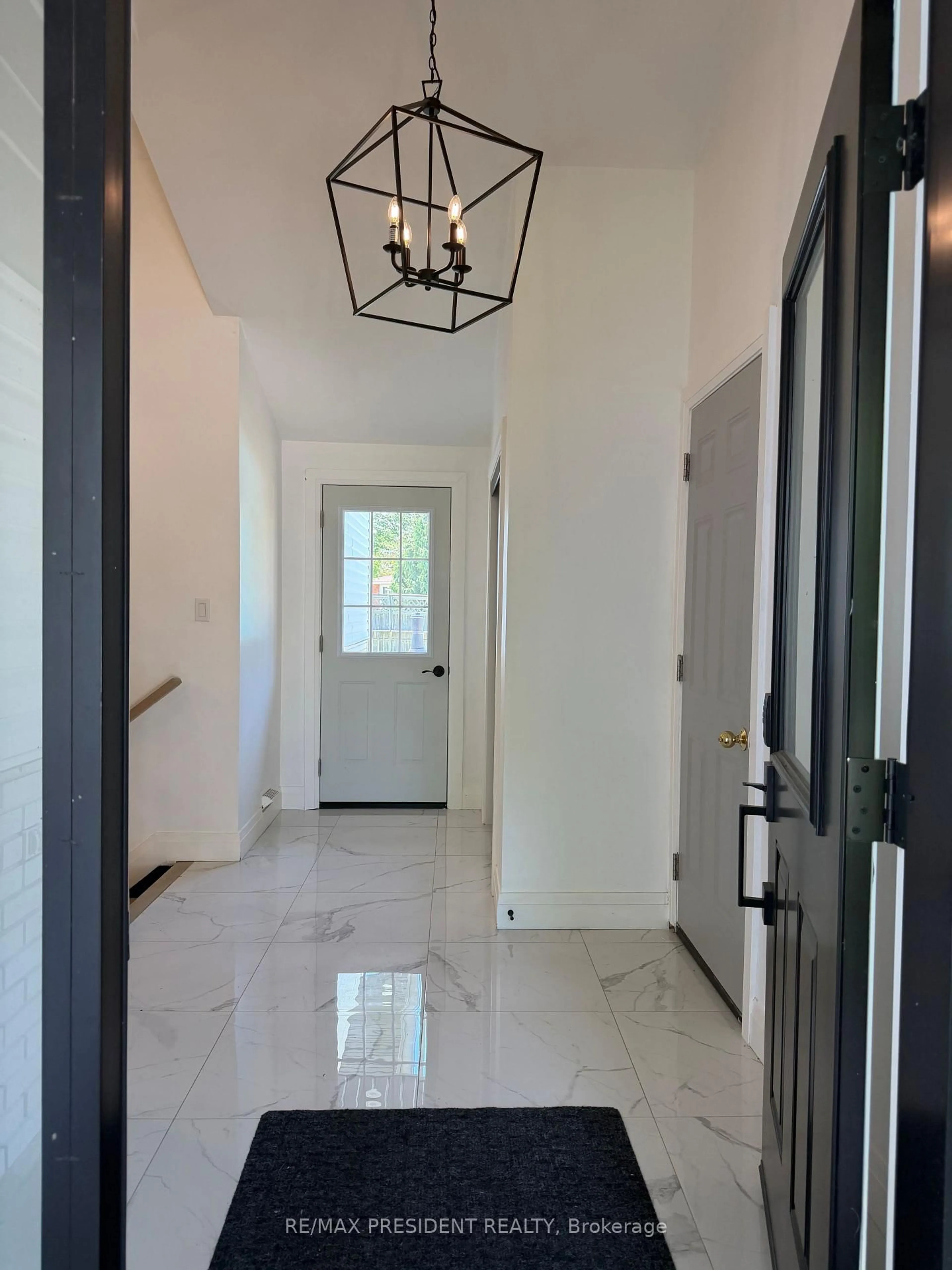 Indoor entryway for 45 Royal Oak Dr, St. Catharines Ontario L2N 6K4