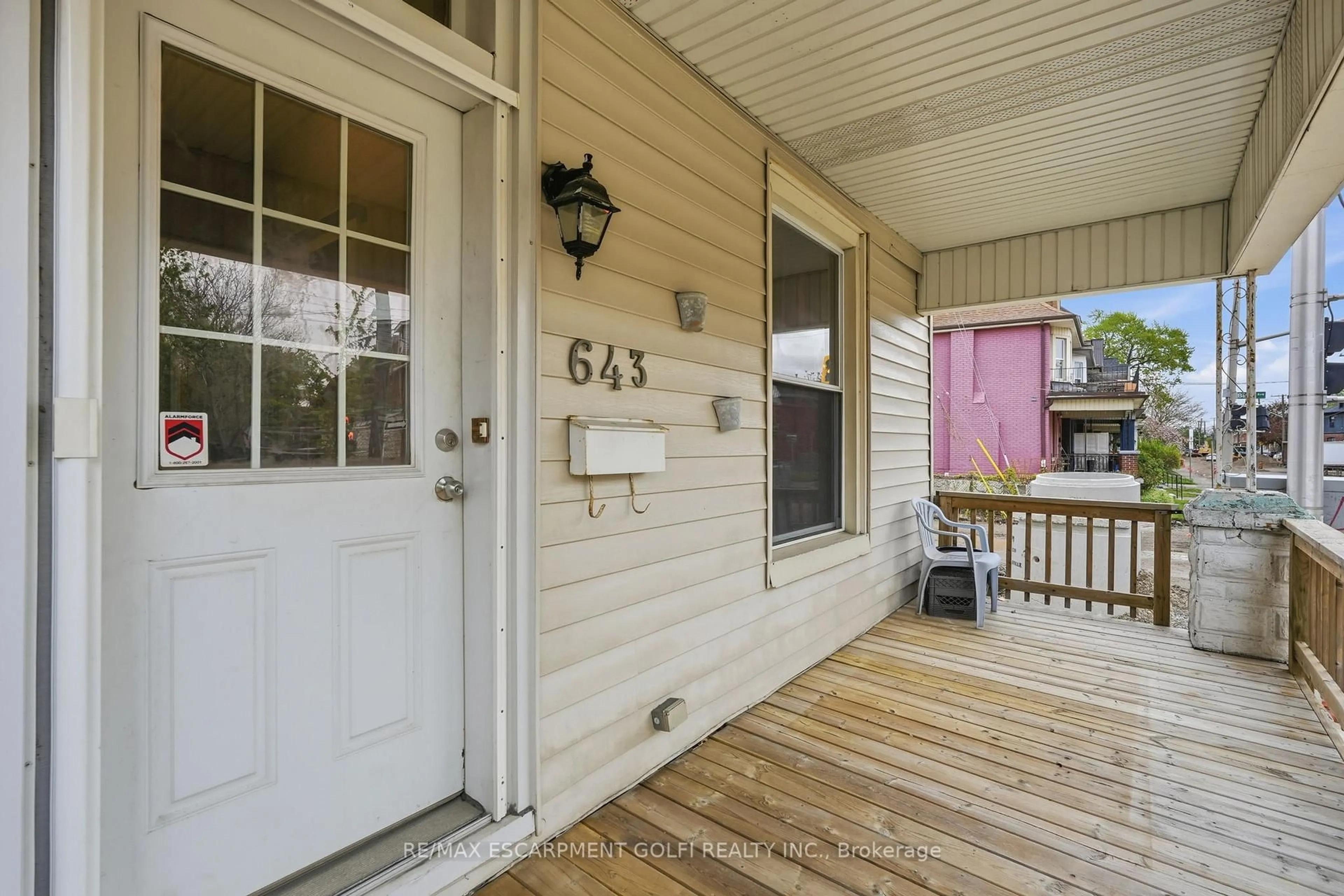Indoor entryway for 643 Wilson St, Hamilton Ontario L8L 1V2
