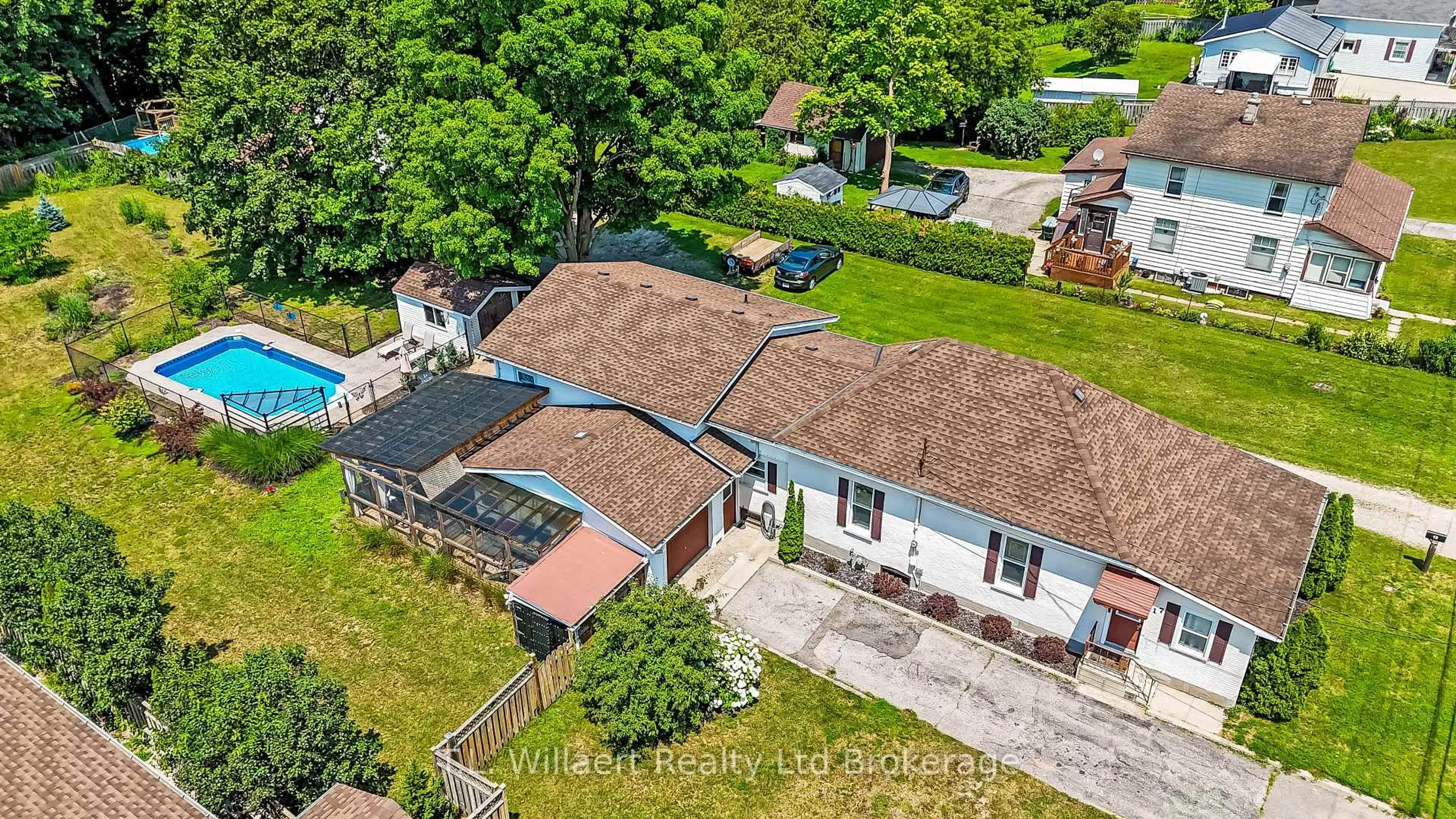 A pic from outside/outdoor area/front of a property/back of a property/a pic from drone, street for 17 Potters Rd, Tillsonburg Ontario N4G 2G9
