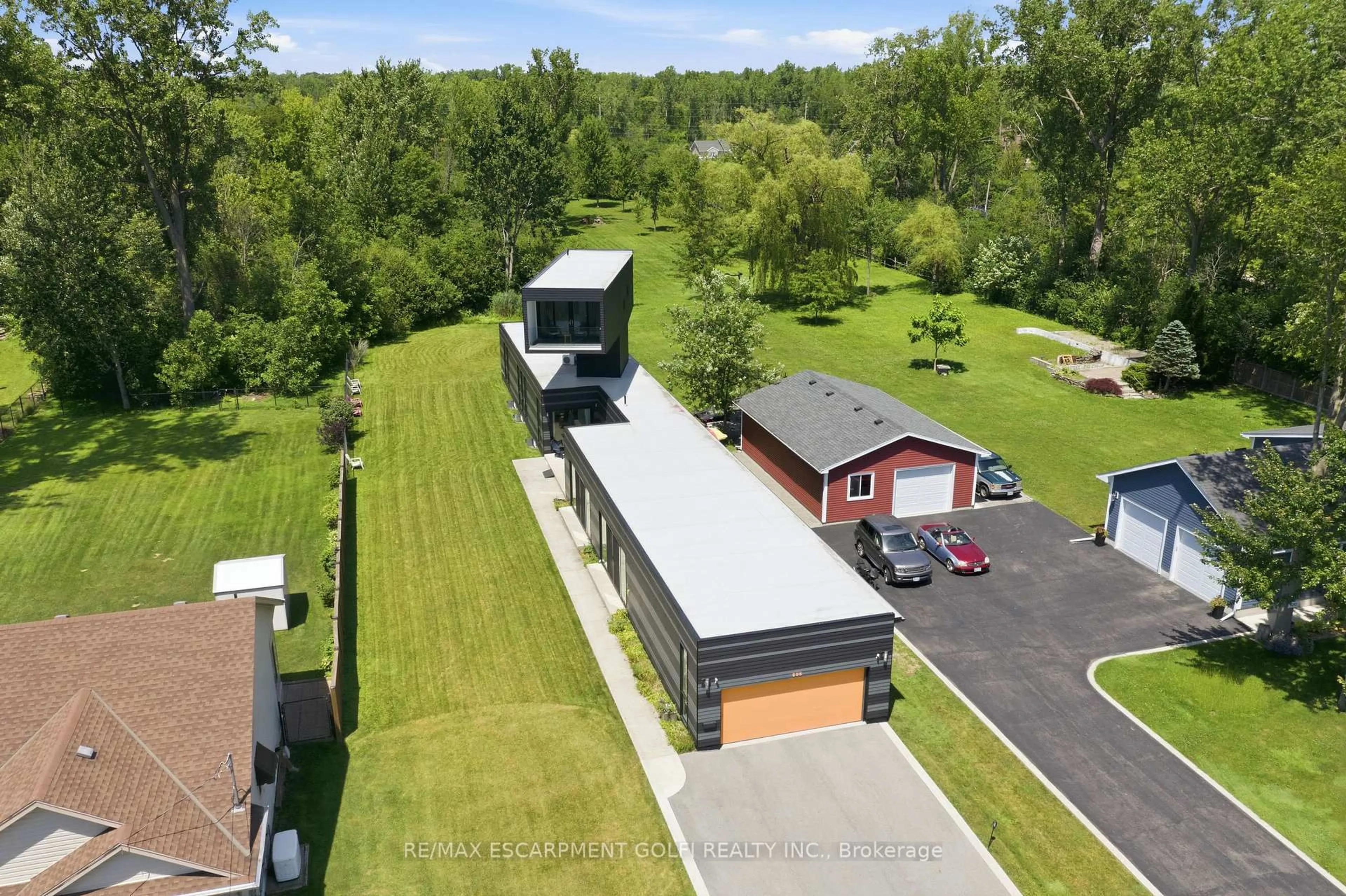 A pic from outside/outdoor area/front of a property/back of a property/a pic from drone, building for 888 Edgemere Rd, Fort Erie Ontario L2A 1A8