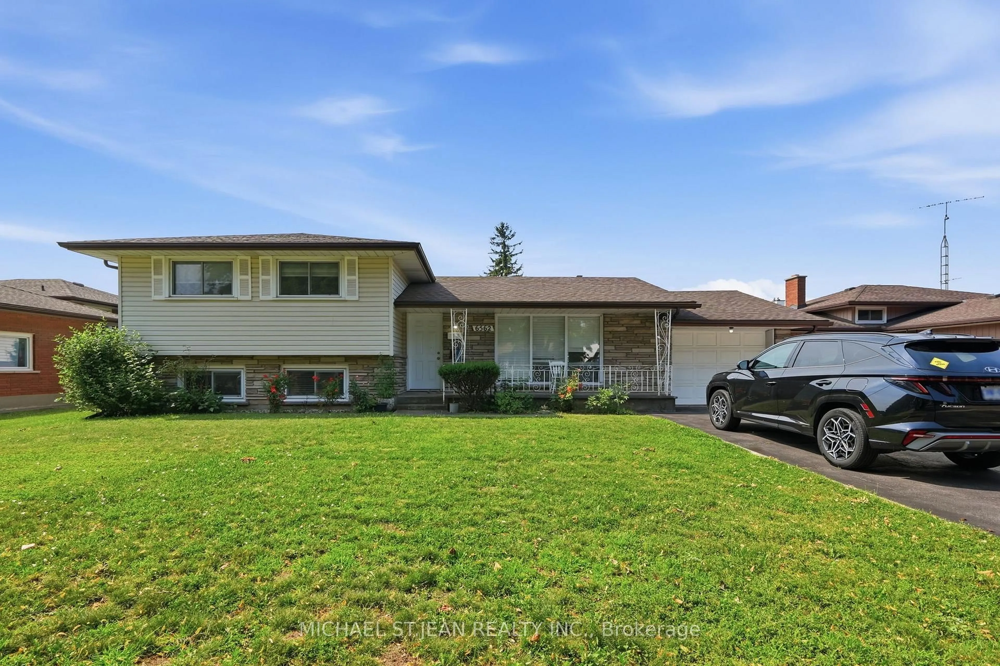Home with vinyl exterior material, street for 6562 Glengate St, Niagara Falls Ontario L2E 5S7