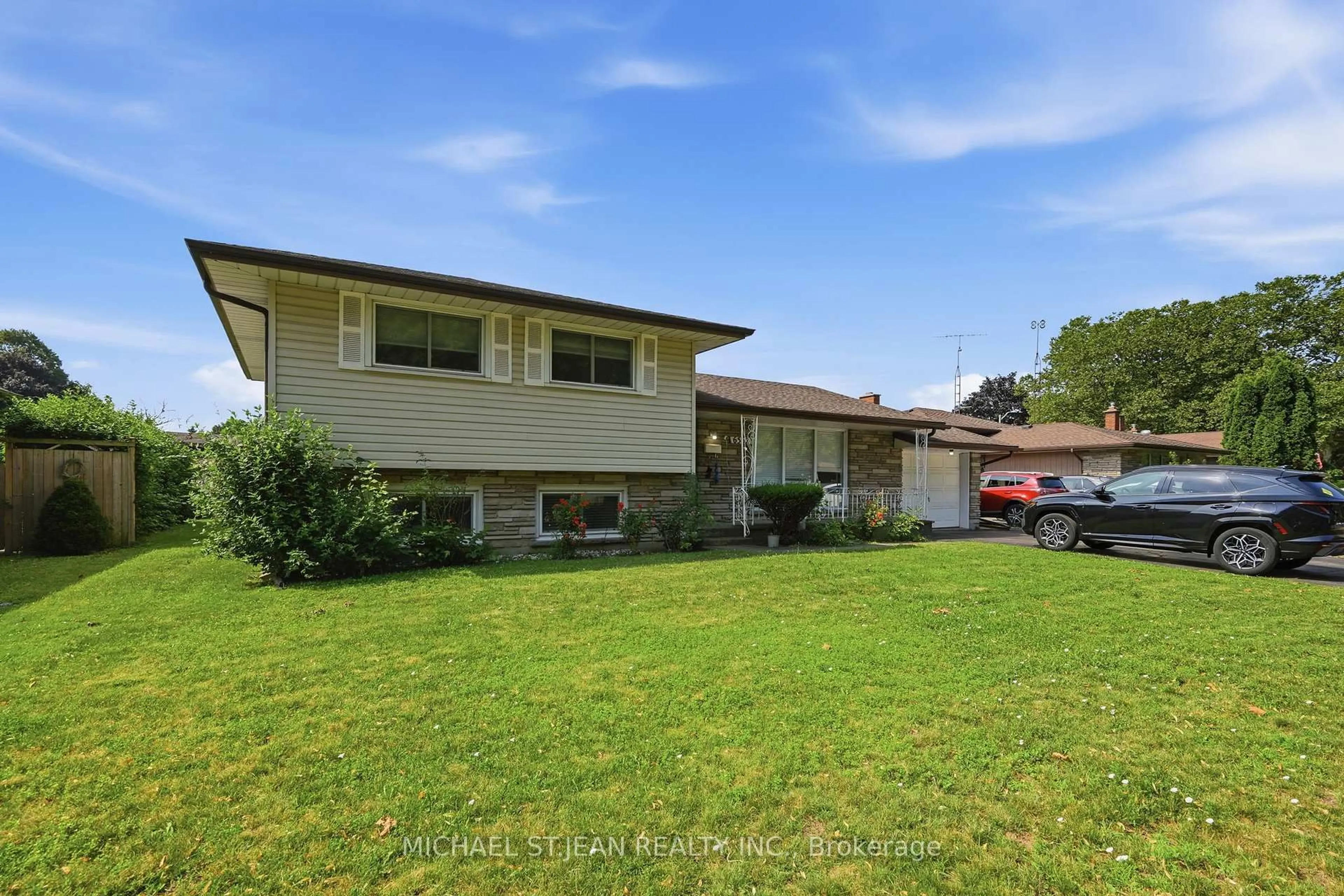 A pic from outside/outdoor area/front of a property/back of a property/a pic from drone, street for 6562 Glengate St, Niagara Falls Ontario L2E 5S7