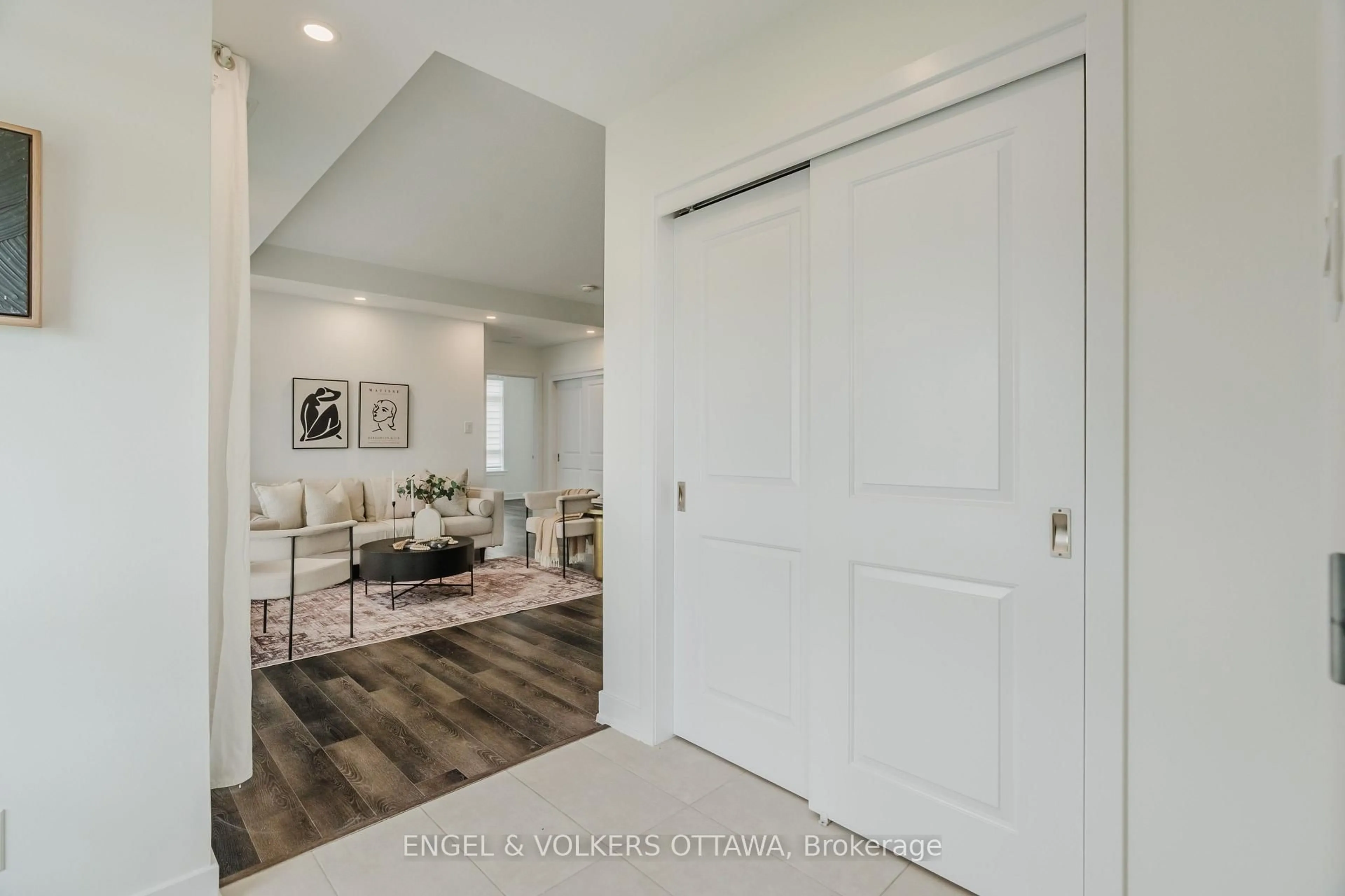 Indoor entryway for 35 Overberg Way #G, Ottawa Ontario K2S 0W1