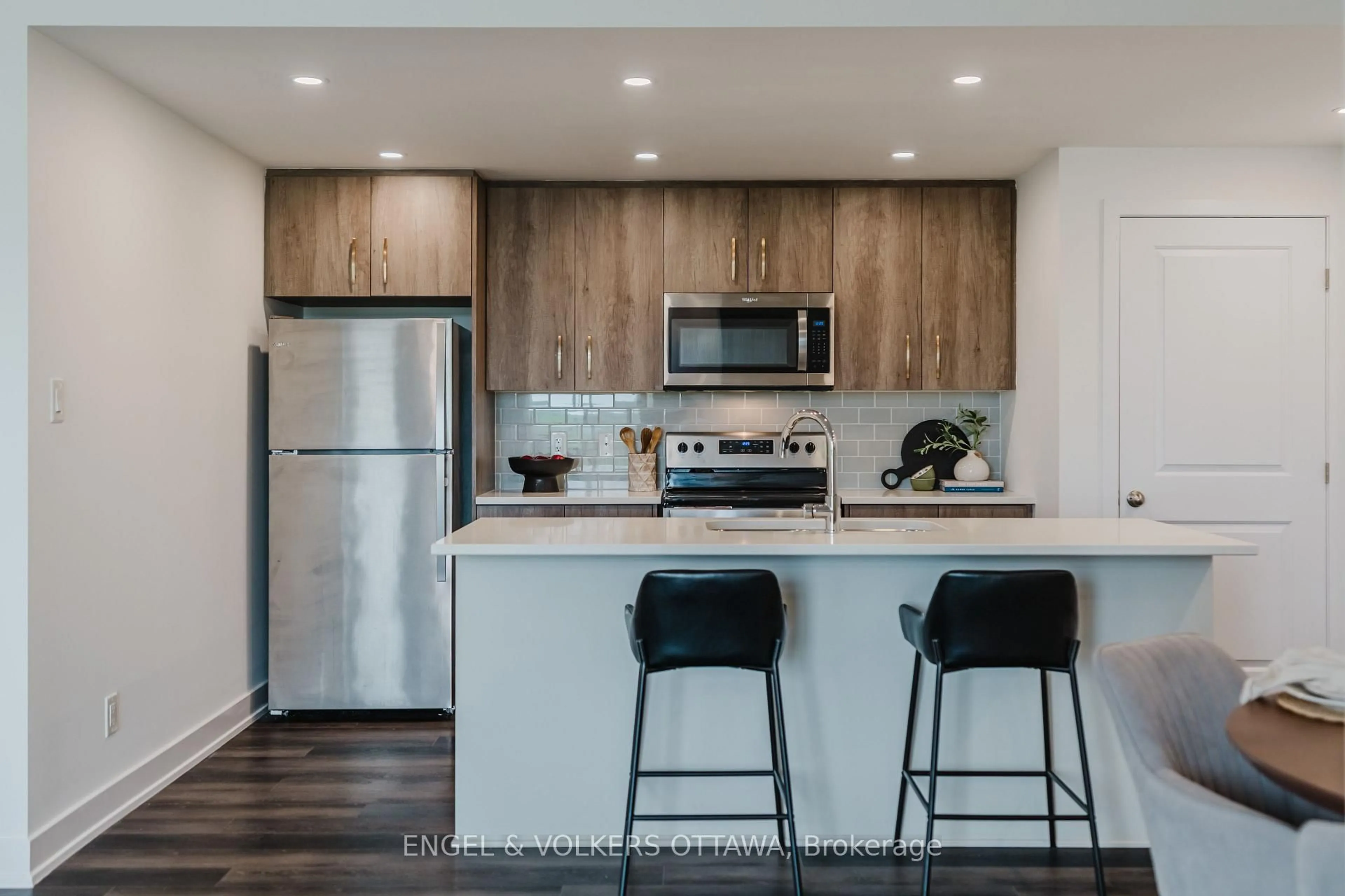 Open concept kitchen, wood/laminate floor for 35 Overberg Way #G, Ottawa Ontario K2S 0W1