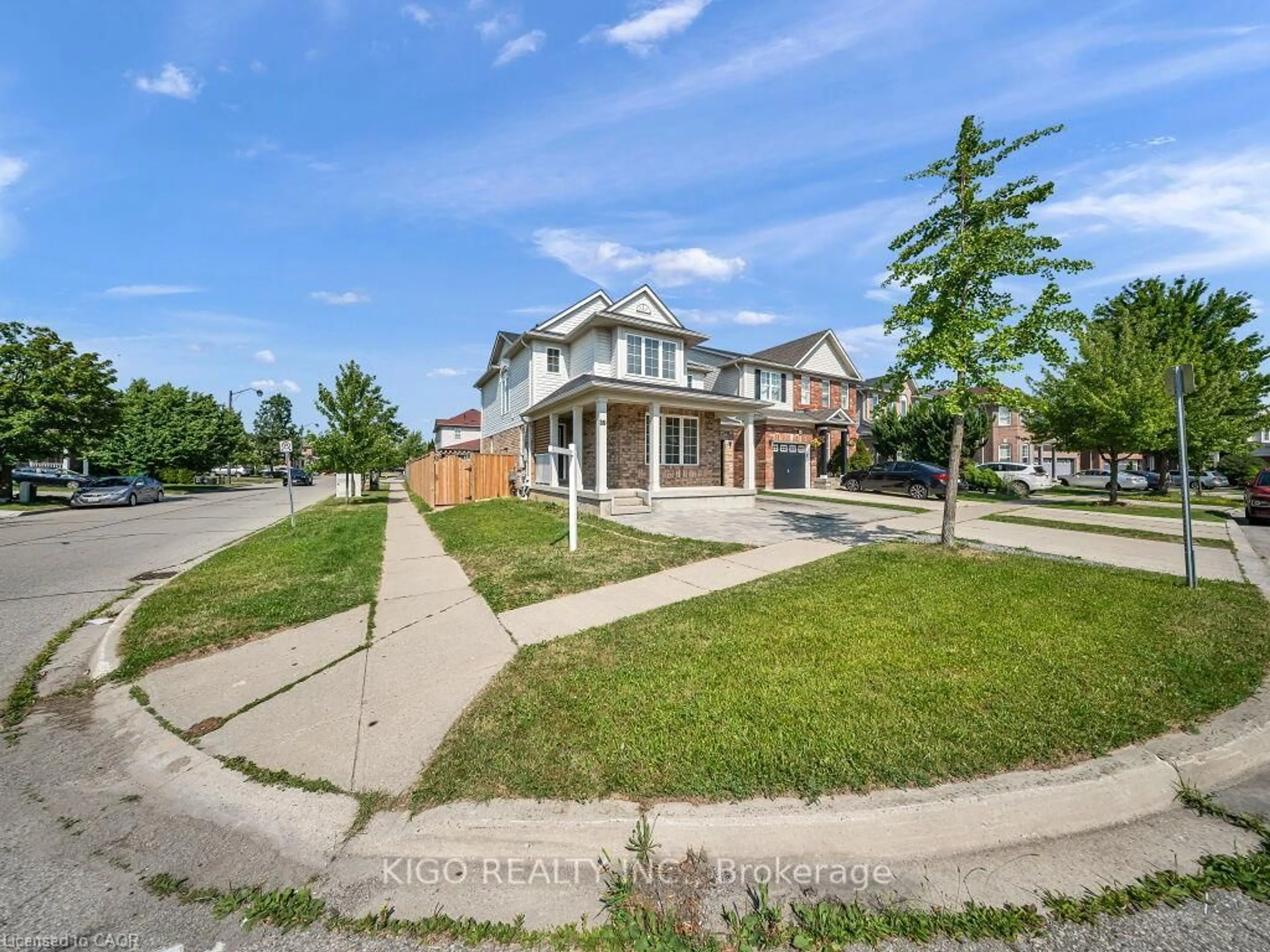 A pic from outside/outdoor area/front of a property/back of a property/a pic from drone, street for 39 Baintree Way, Cambridge Ontario N1T 2H3