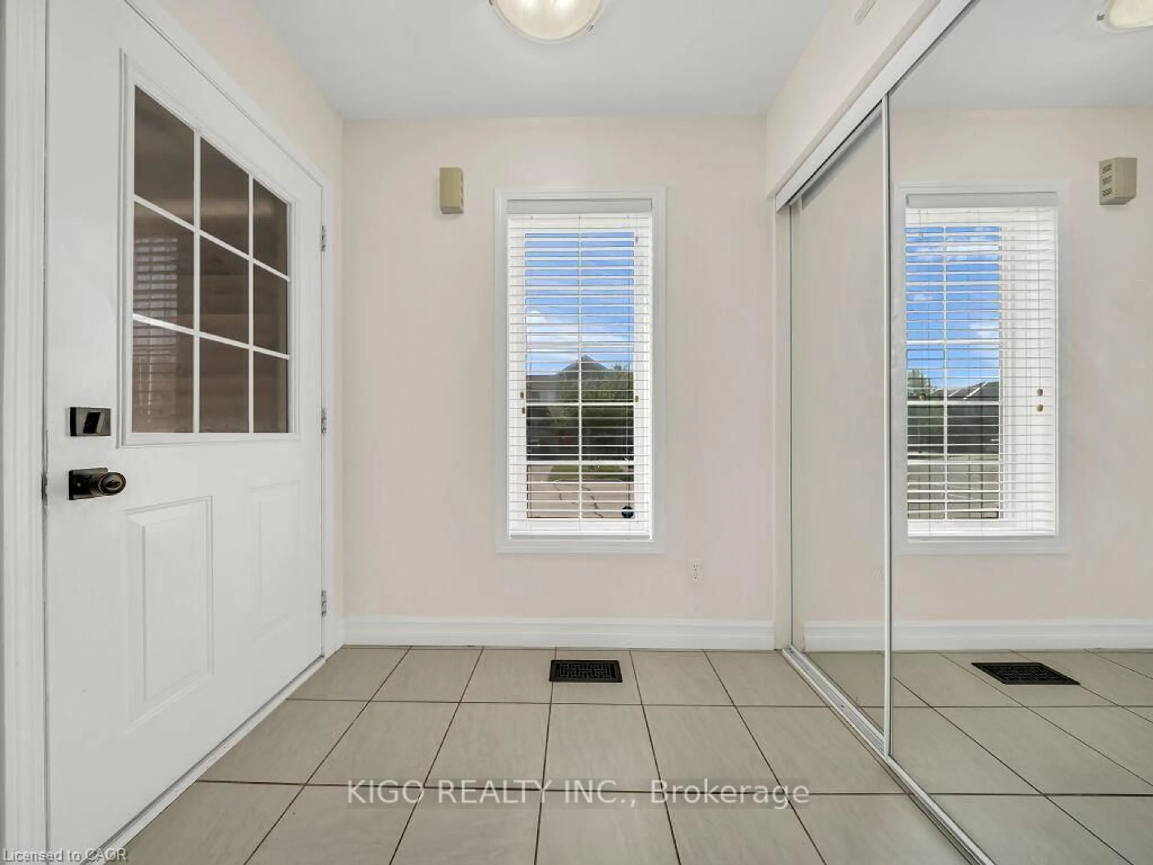 Indoor entryway for 39 Baintree Way, Cambridge Ontario N1T 2H3