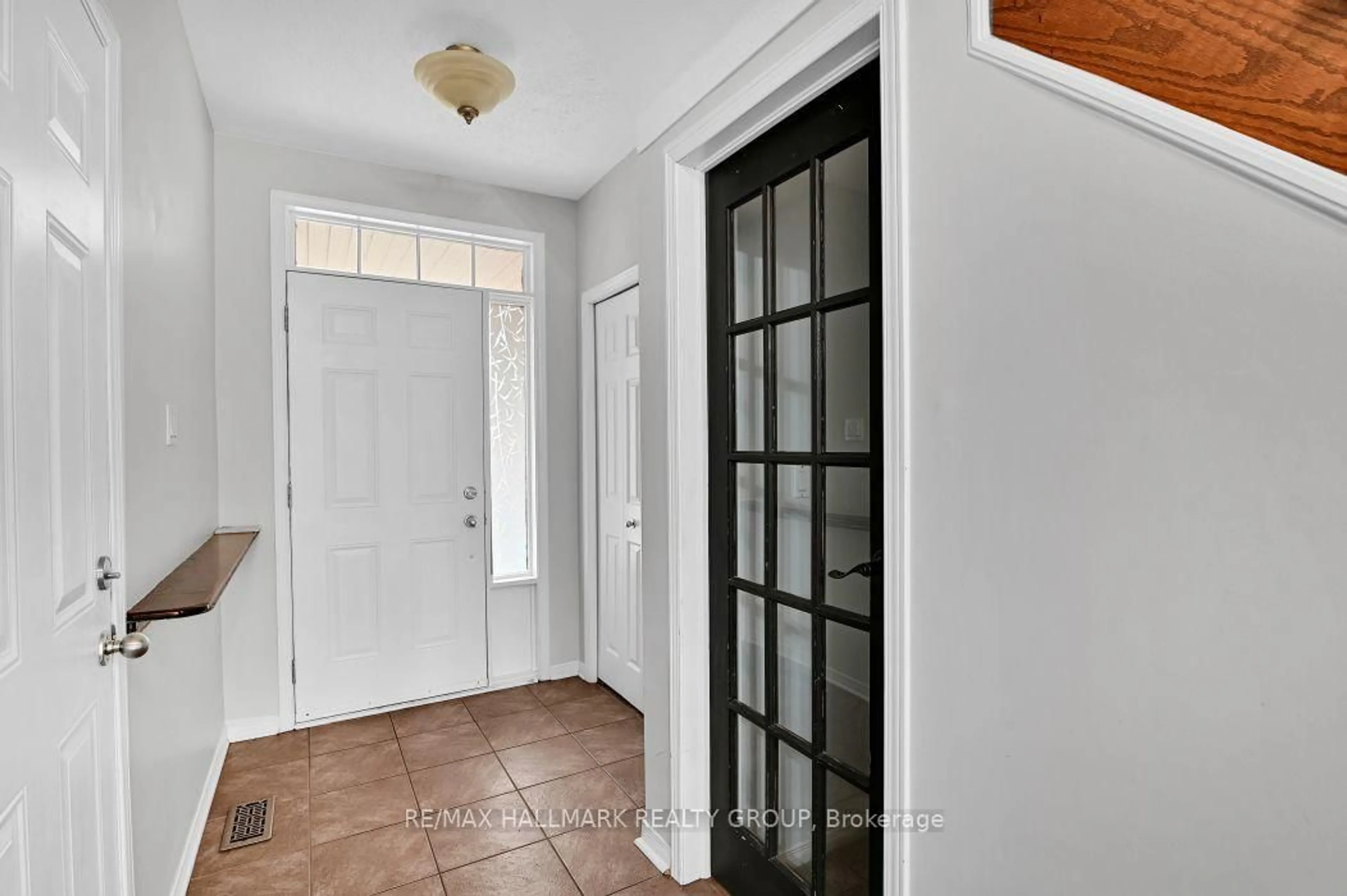 Indoor entryway for 144 Trail Side Circ, Ottawa Ontario K4A 5B3