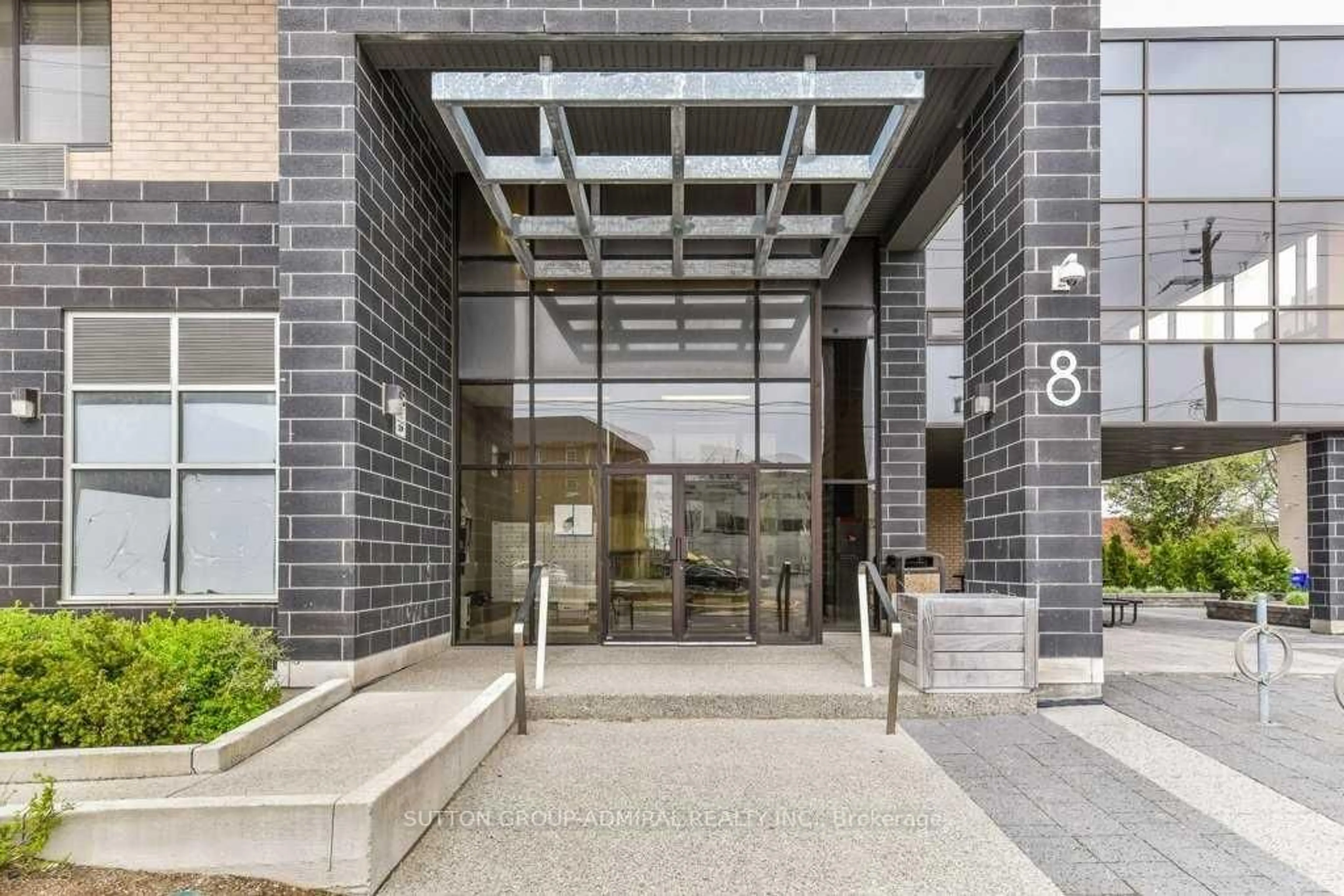 Indoor foyer for 8 Hickory St #506, Waterloo Ontario N2L 3H6