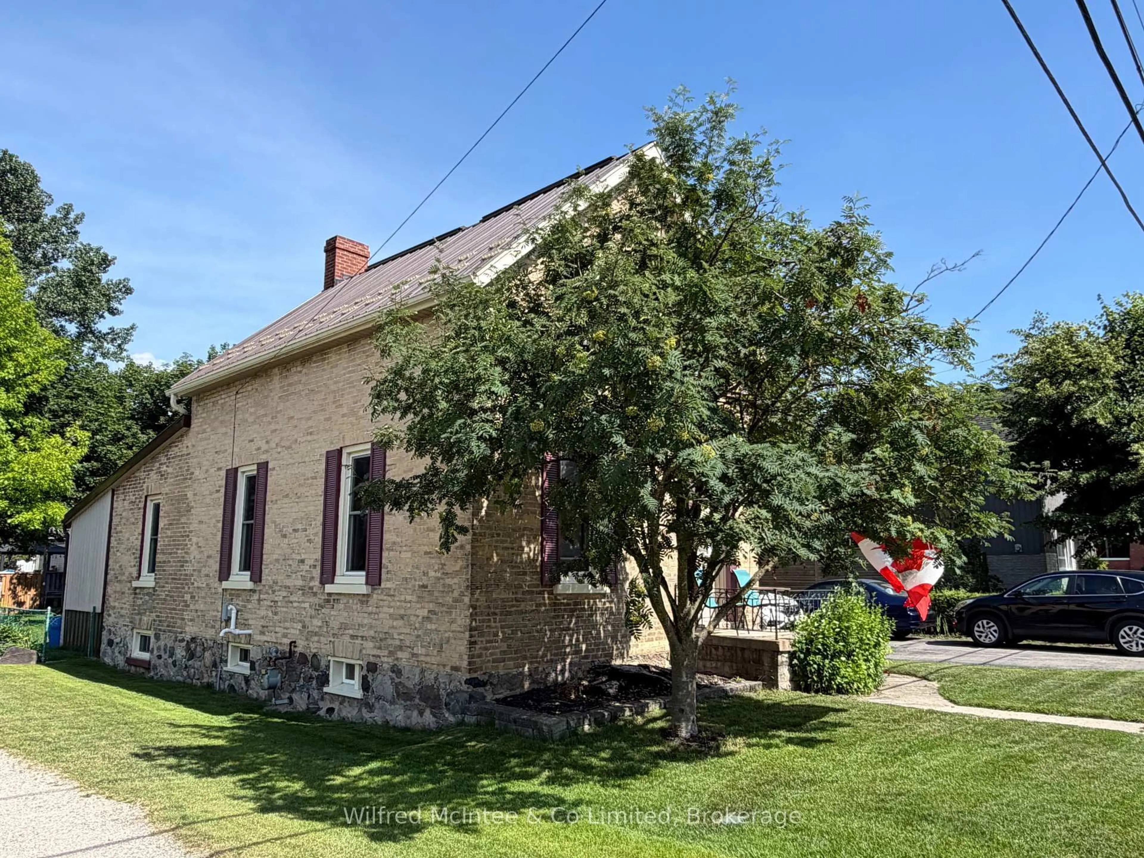 A pic from outside/outdoor area/front of a property/back of a property/a pic from drone, building for 393 7th Ave, Hanover Ontario N4N 2J1