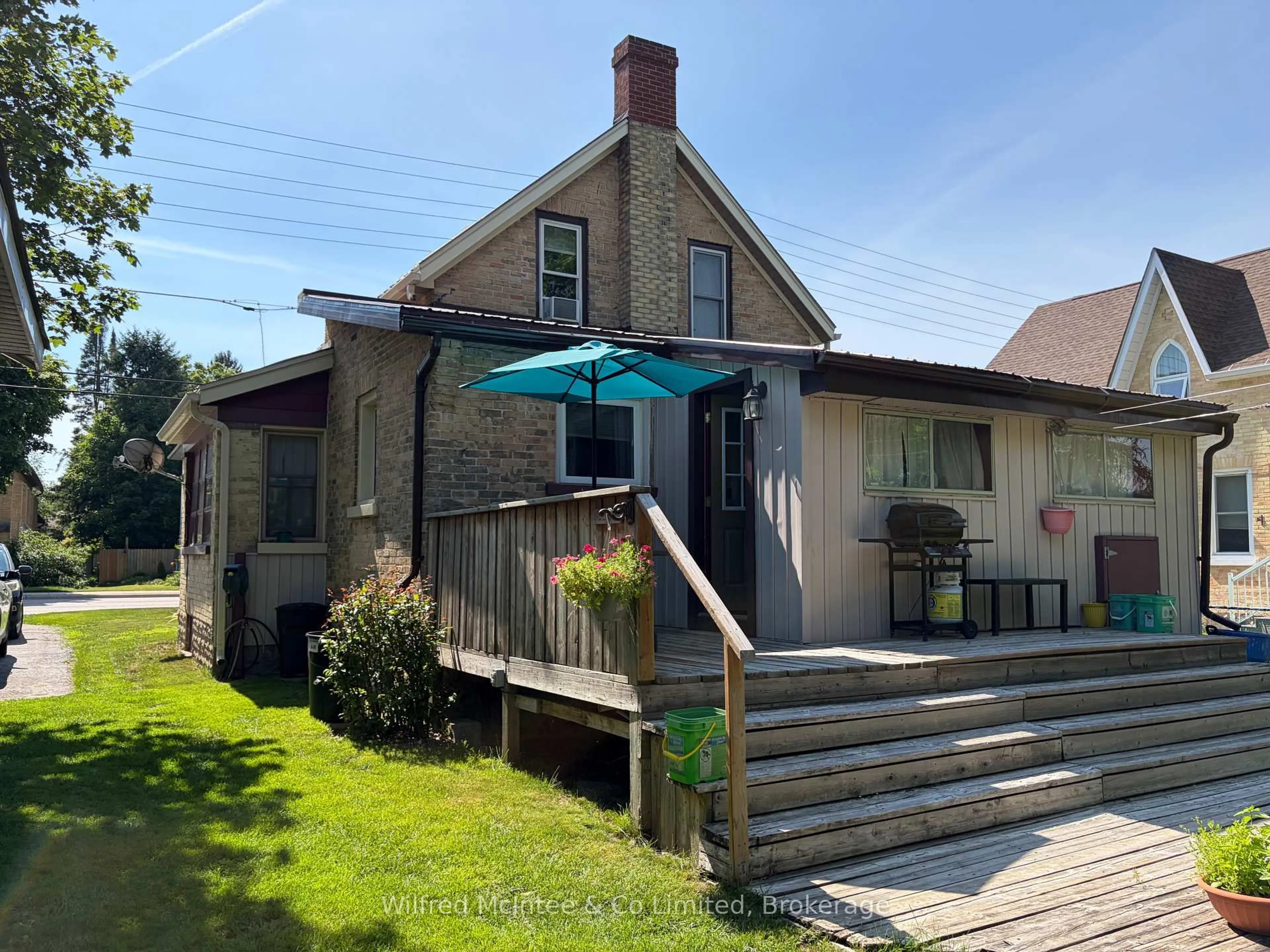 A pic from outside/outdoor area/front of a property/back of a property/a pic from drone, street for 393 7th Ave, Hanover Ontario N4N 2J1