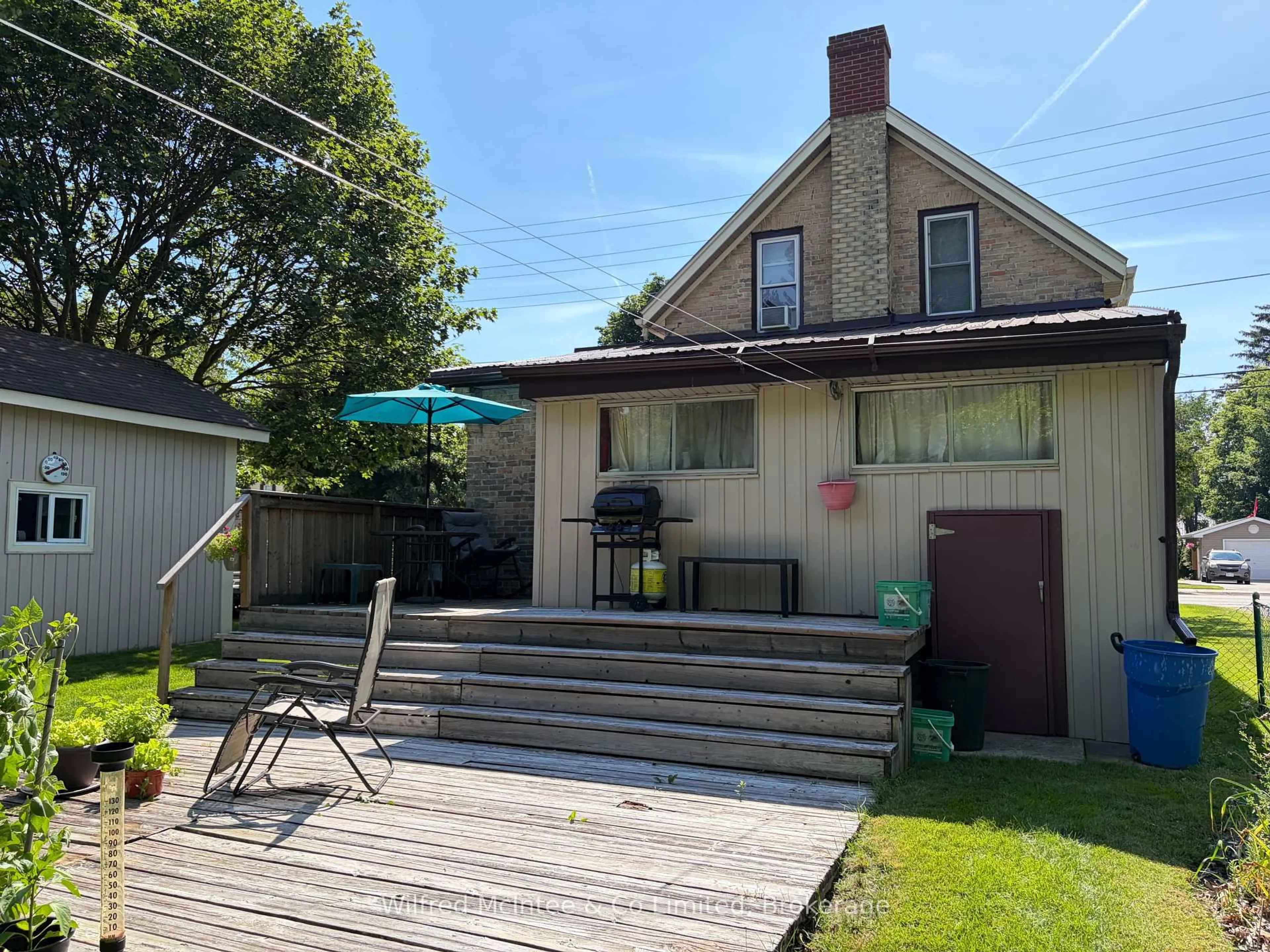 A pic from outside/outdoor area/front of a property/back of a property/a pic from drone, street for 393 7th Ave, Hanover Ontario N4N 2J1