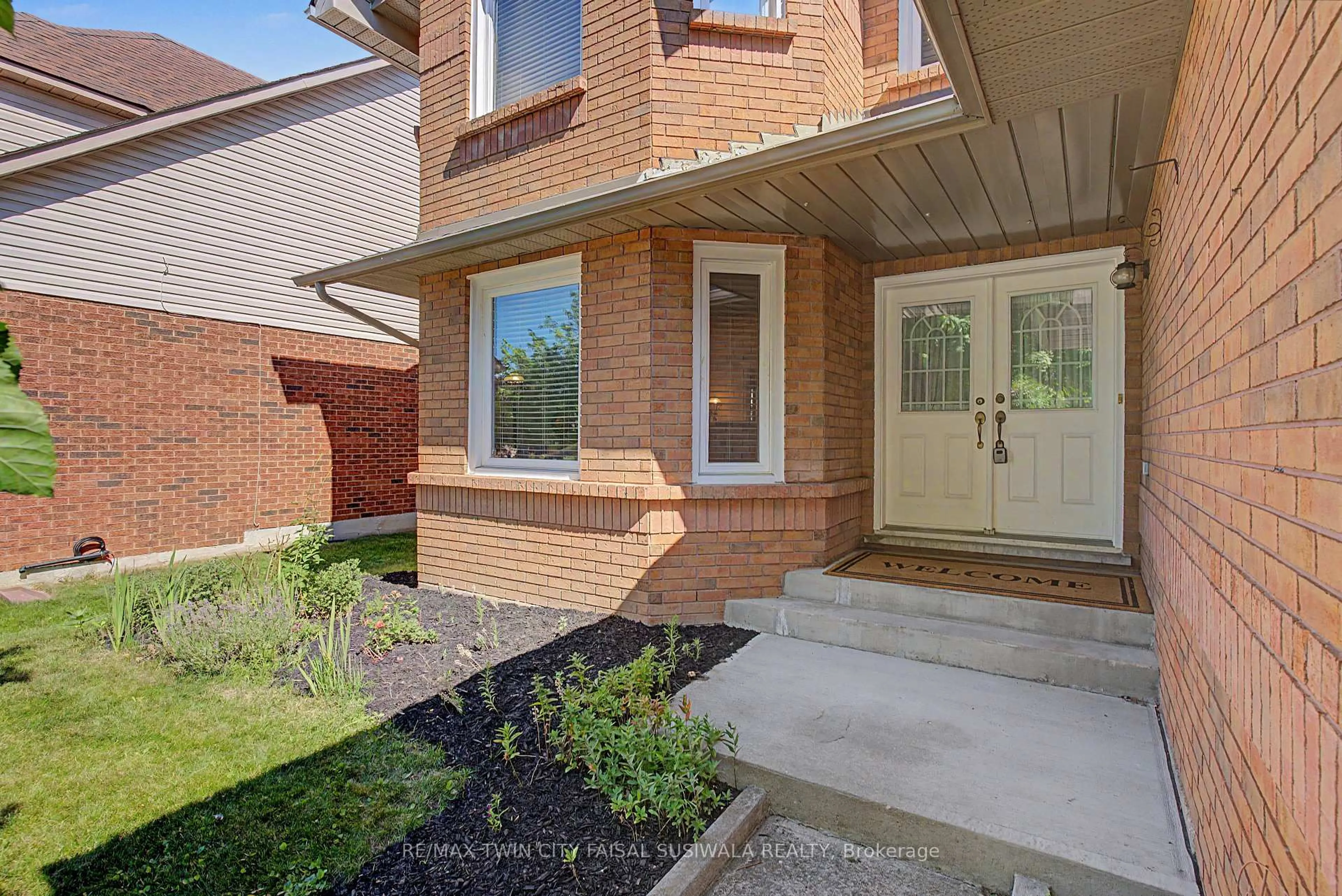 Home with brick exterior material, street for 194 Glenvalley Dr, Cambridge Ontario N1T 1R2