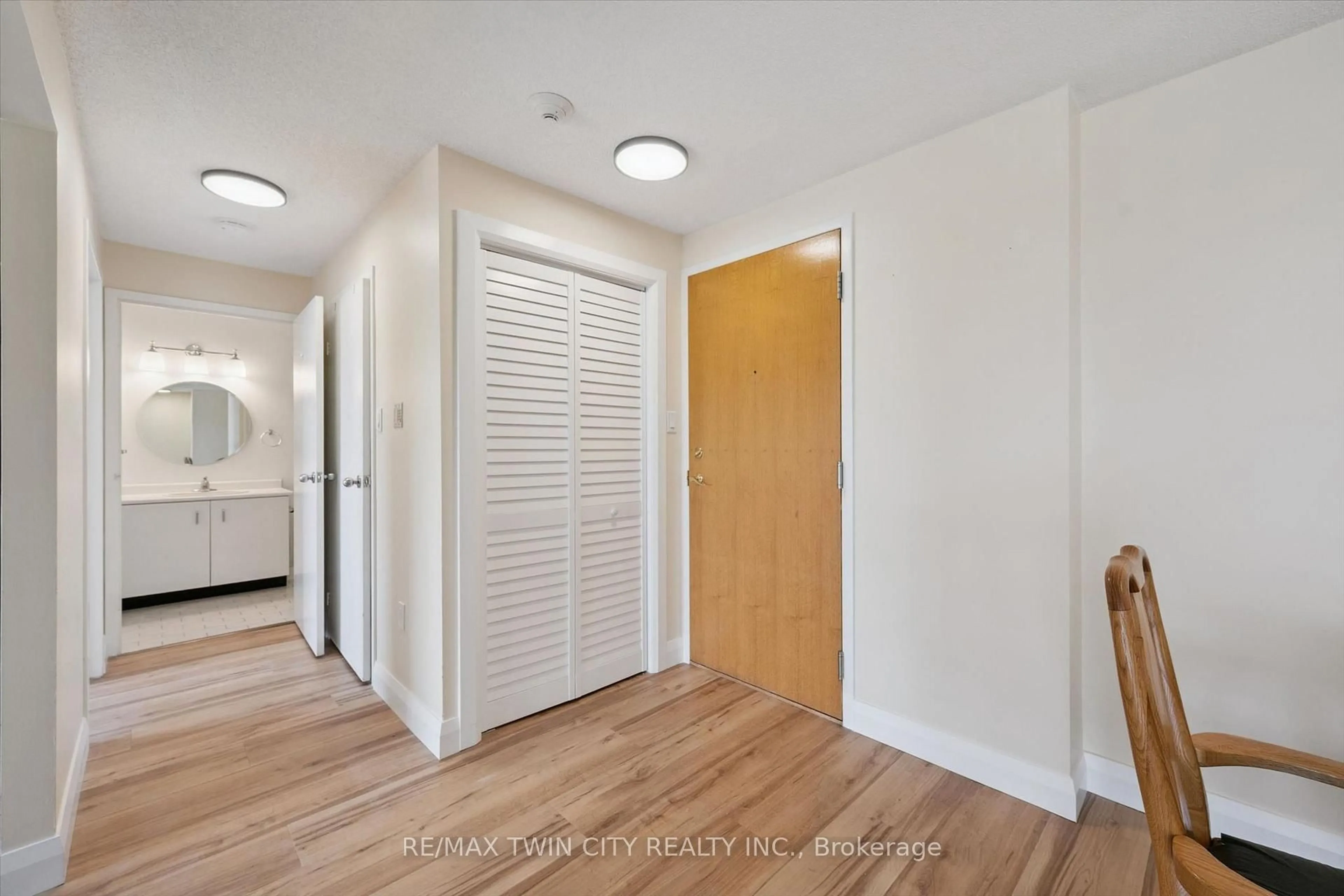 Indoor entryway for 55 Blue Springs Dr #514, Waterloo Ontario N2J 4T3