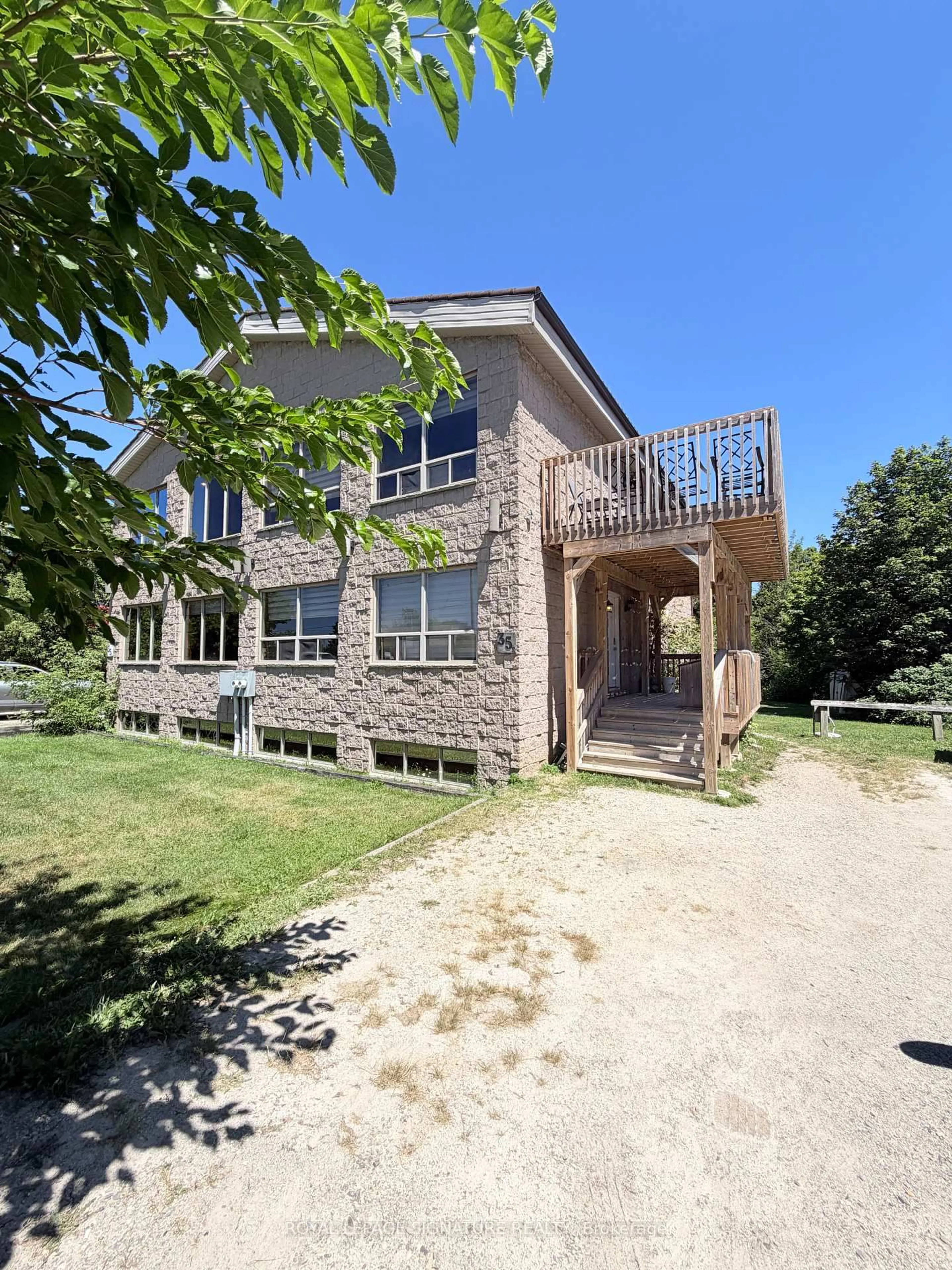 A pic from outside/outdoor area/front of a property/back of a property/a pic from drone, building for 147 Kandahar Lane, Blue Mountains Ontario L6Y 0N3