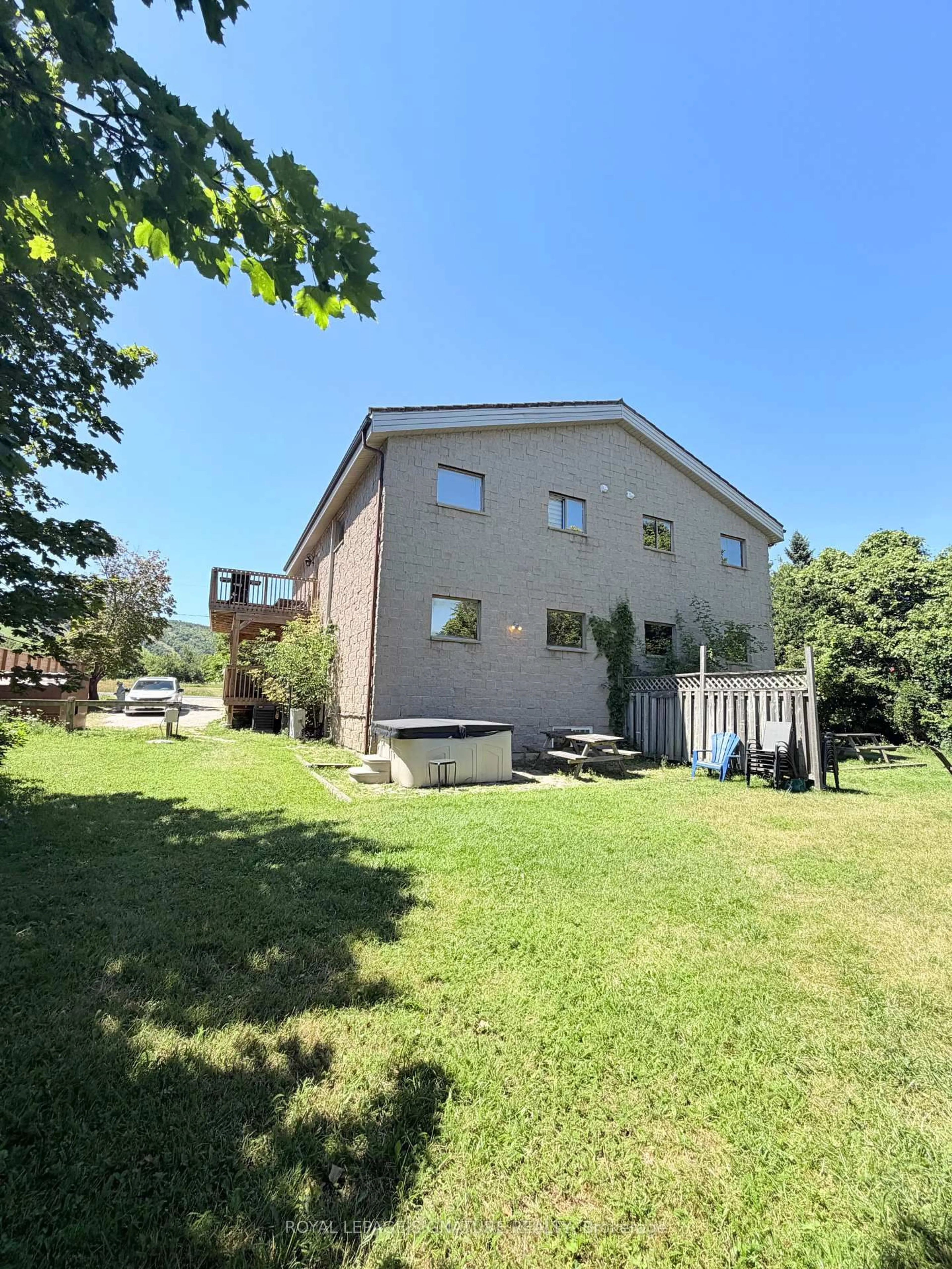 A pic from outside/outdoor area/front of a property/back of a property/a pic from drone, building for 147 Kandahar Lane, Blue Mountains Ontario L6Y 0N3