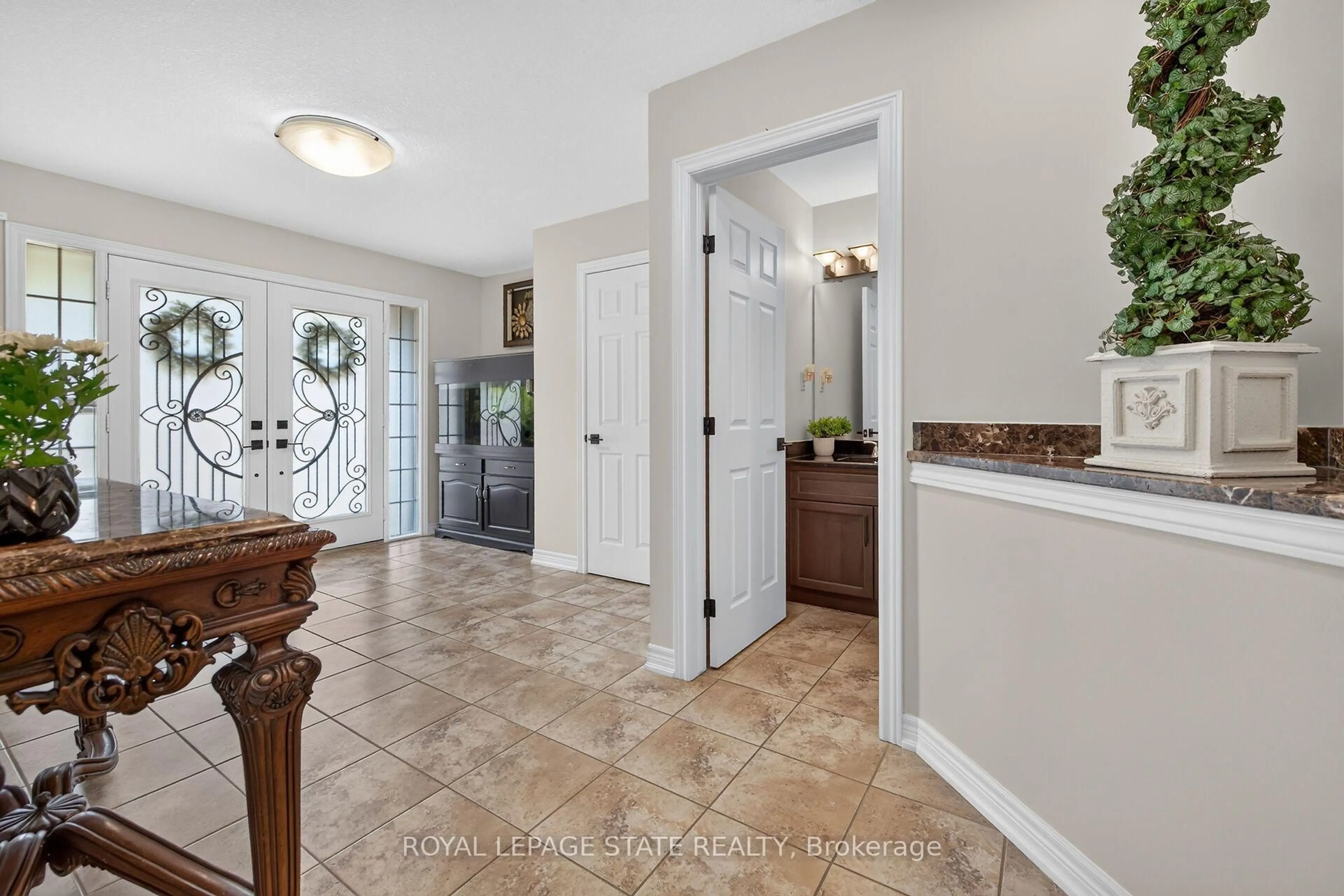Indoor entryway for 160 Wills Cres, Hamilton Ontario L0R 1C0