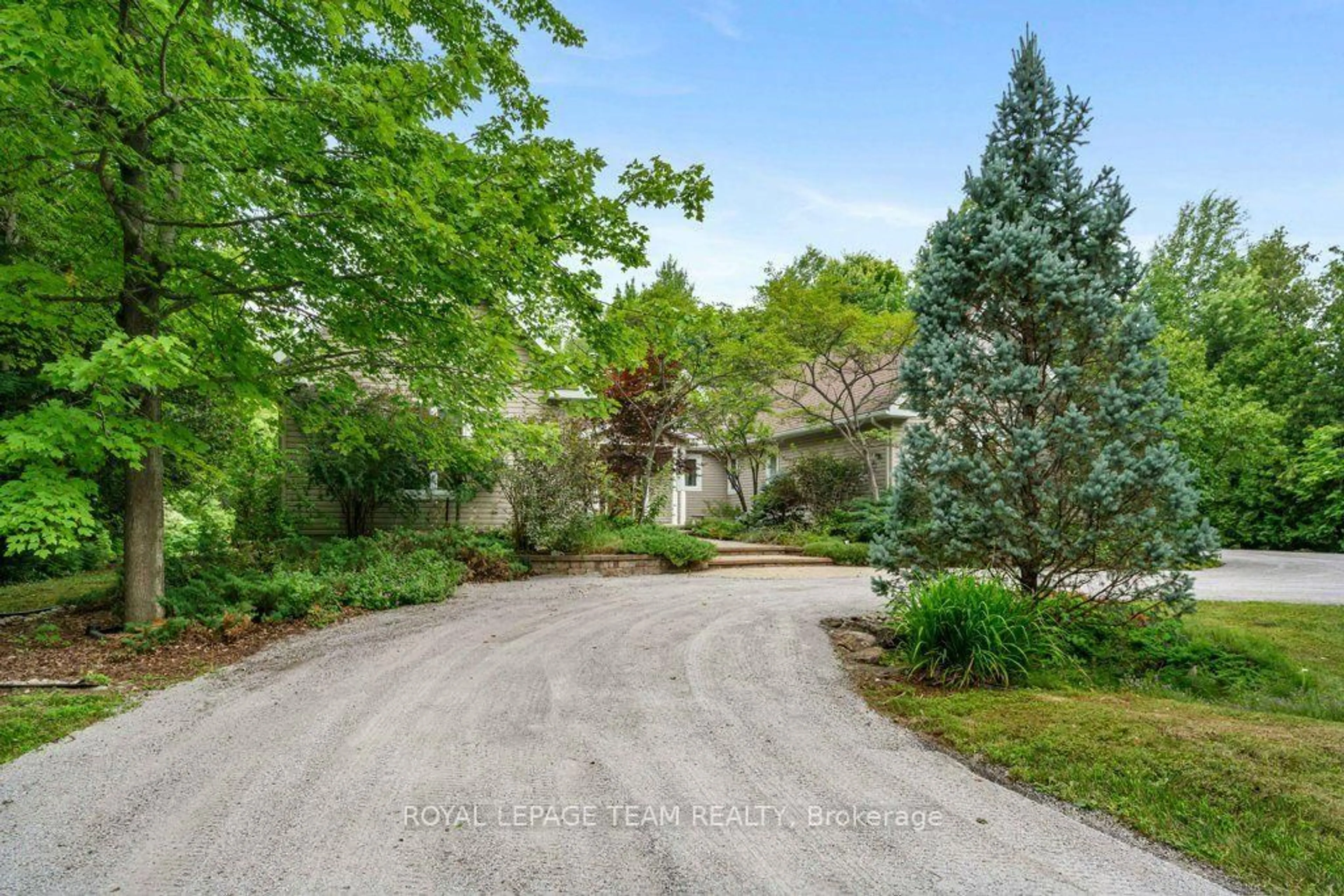 A pic from outside/outdoor area/front of a property/back of a property/a pic from drone, street for 6485 Waddion Dr, Ottawa Ontario K4P 1E7