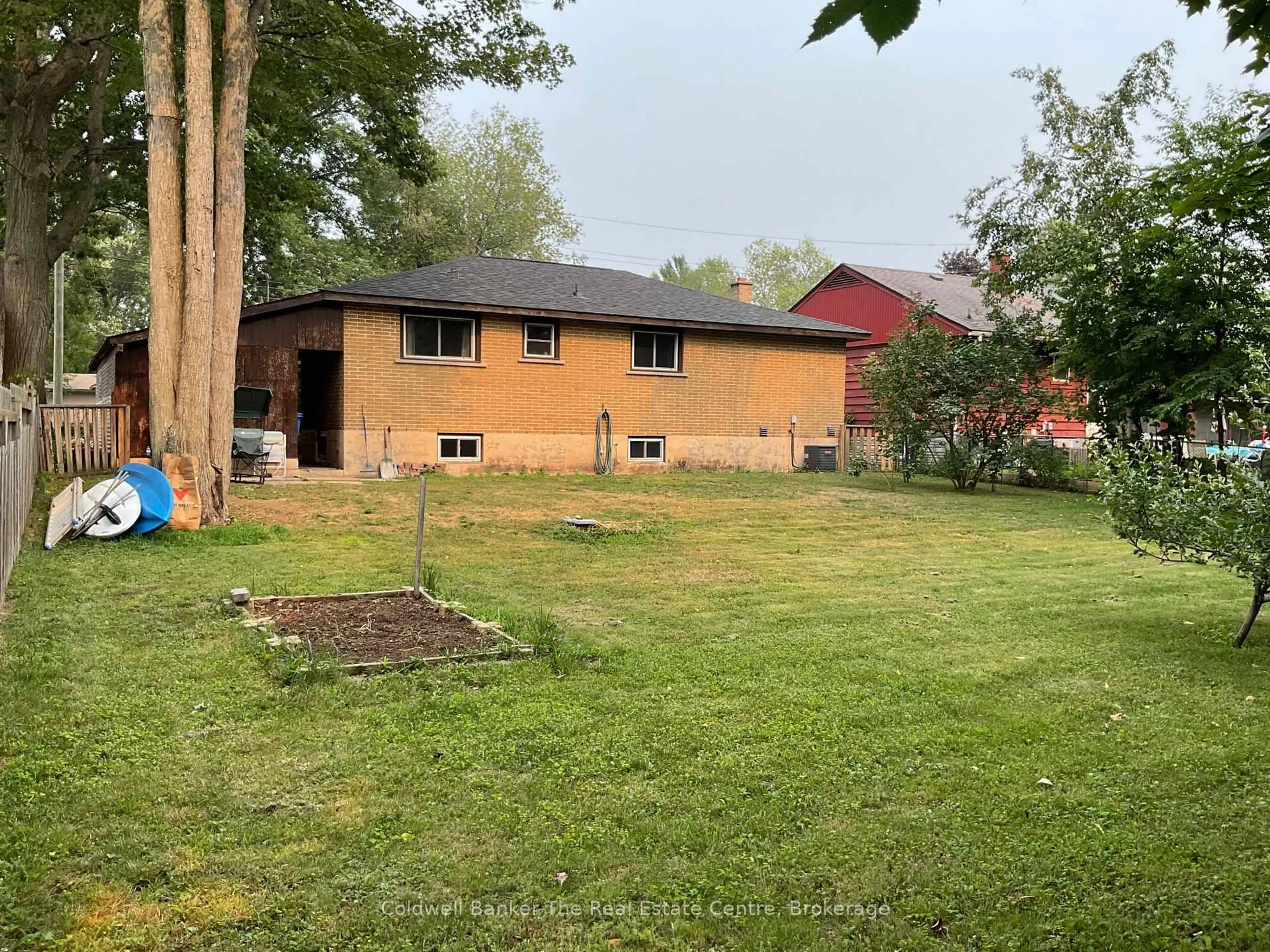 A pic from outside/outdoor area/front of a property/back of a property/a pic from drone, unknown for 365 Pinegrove St, Gravenhurst Ontario P1P 1L6
