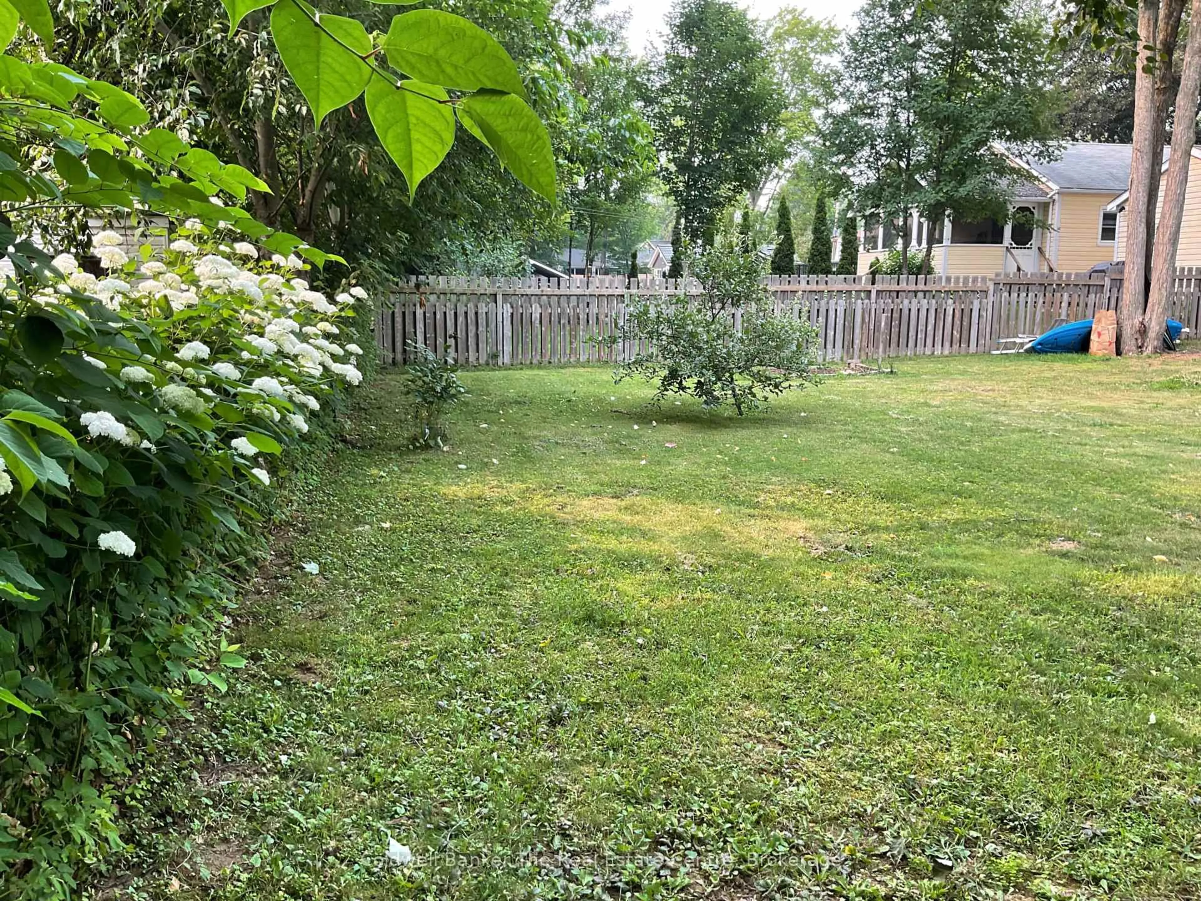 A pic from outside/outdoor area/front of a property/back of a property/a pic from drone, forest/trees view for 365 Pinegrove St, Gravenhurst Ontario P1P 1L6