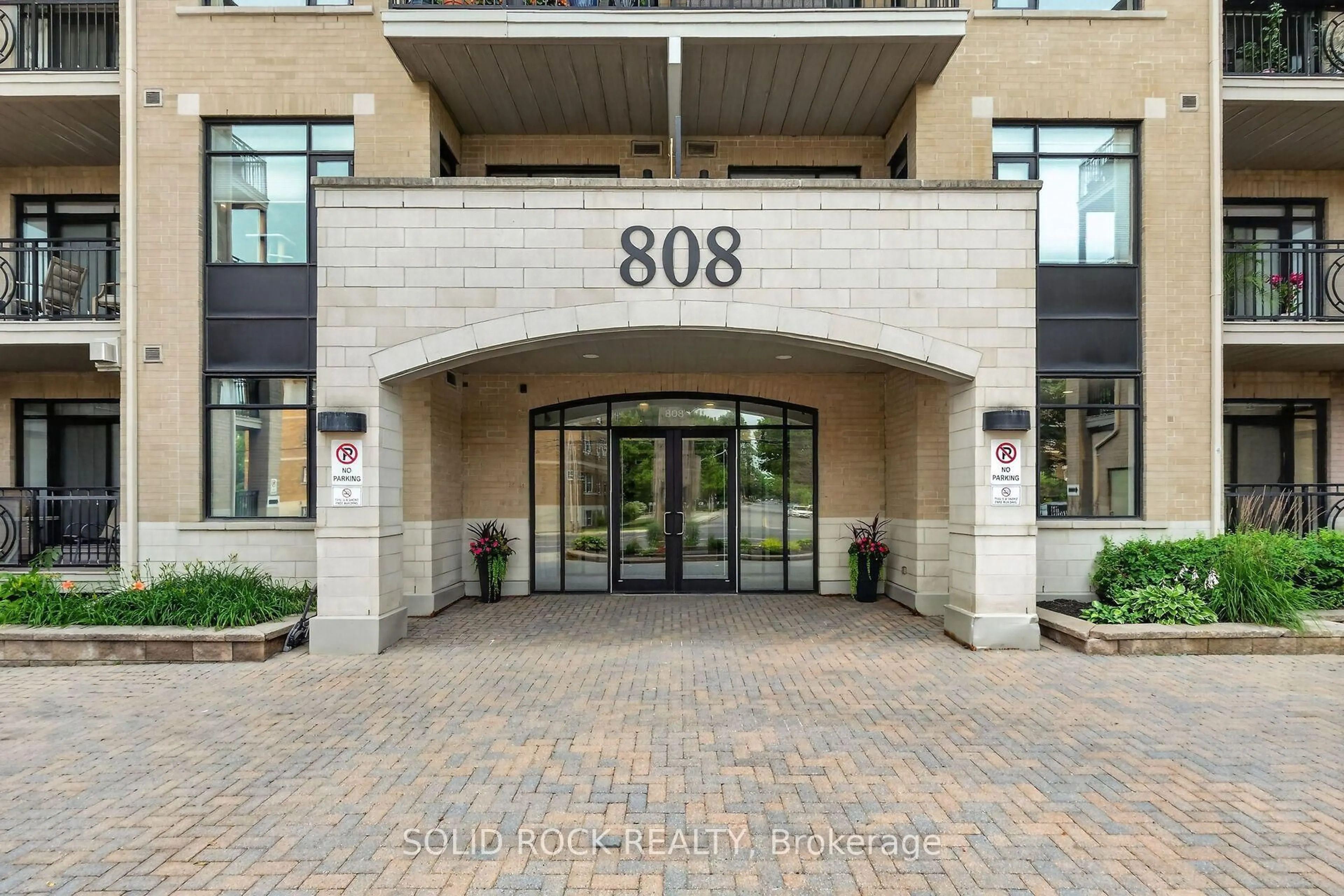 Indoor foyer for 808 Bronson Ave #PH18, Ottawa Ontario K1S 5A4