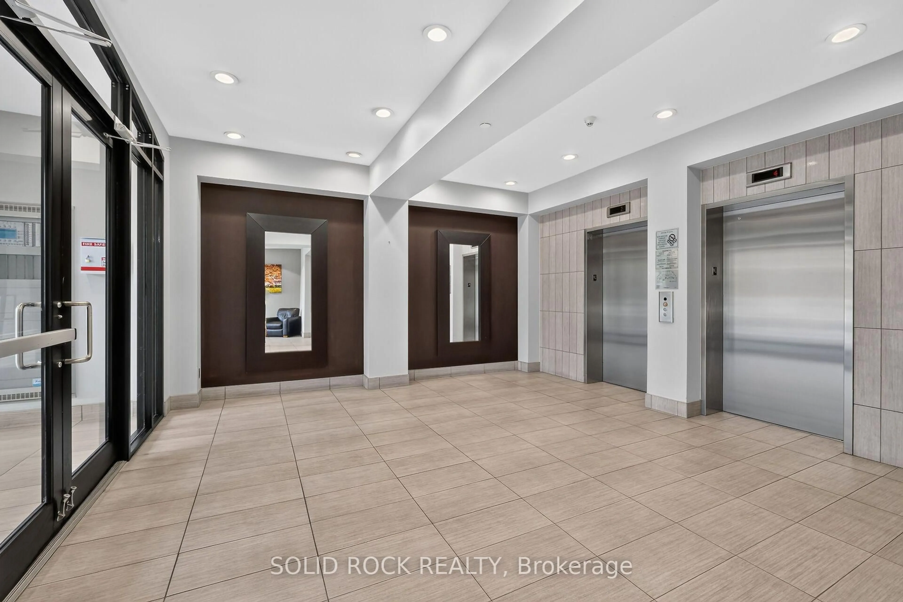Indoor foyer for 808 Bronson Ave #PH18, Ottawa Ontario K1S 5A4
