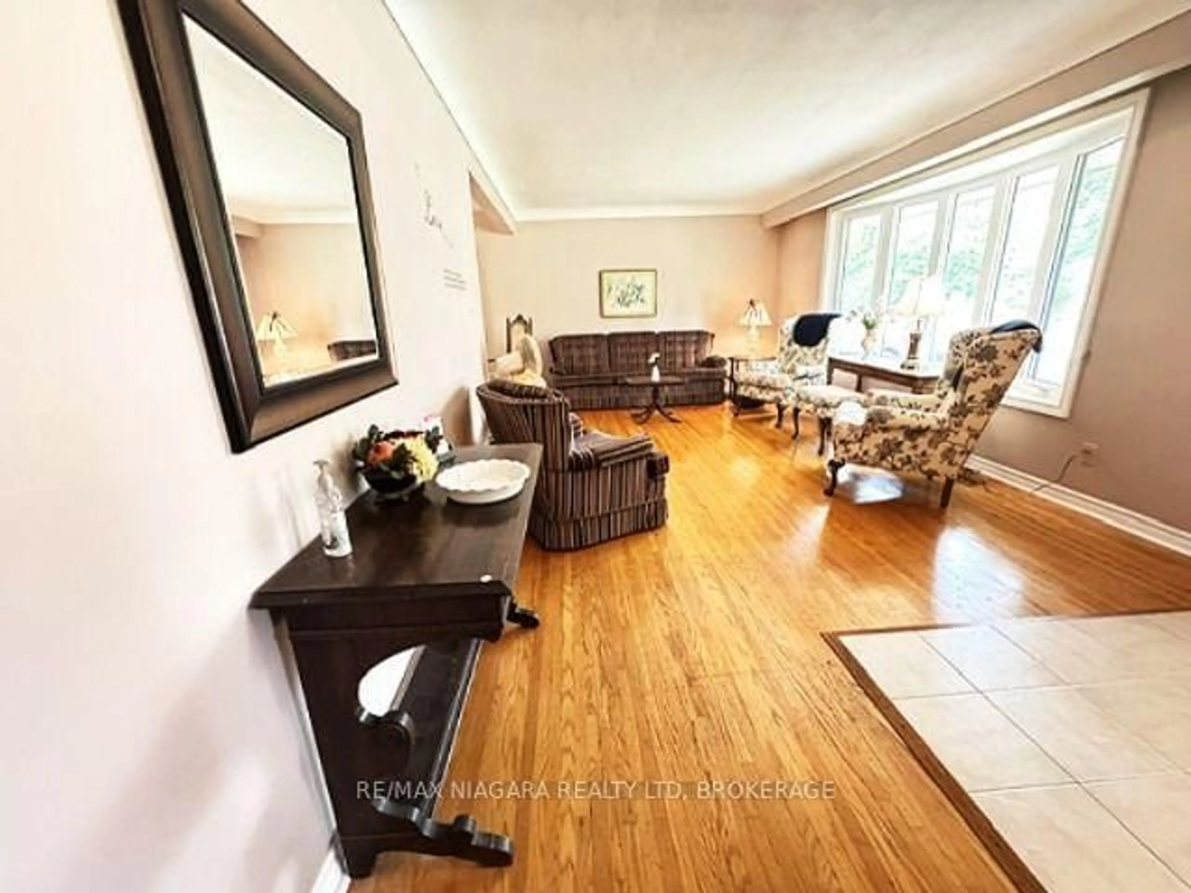 Living room with furniture, wood/laminate floor for 19 Ramlee Rd, St. Catharines Ontario L2M 2K4