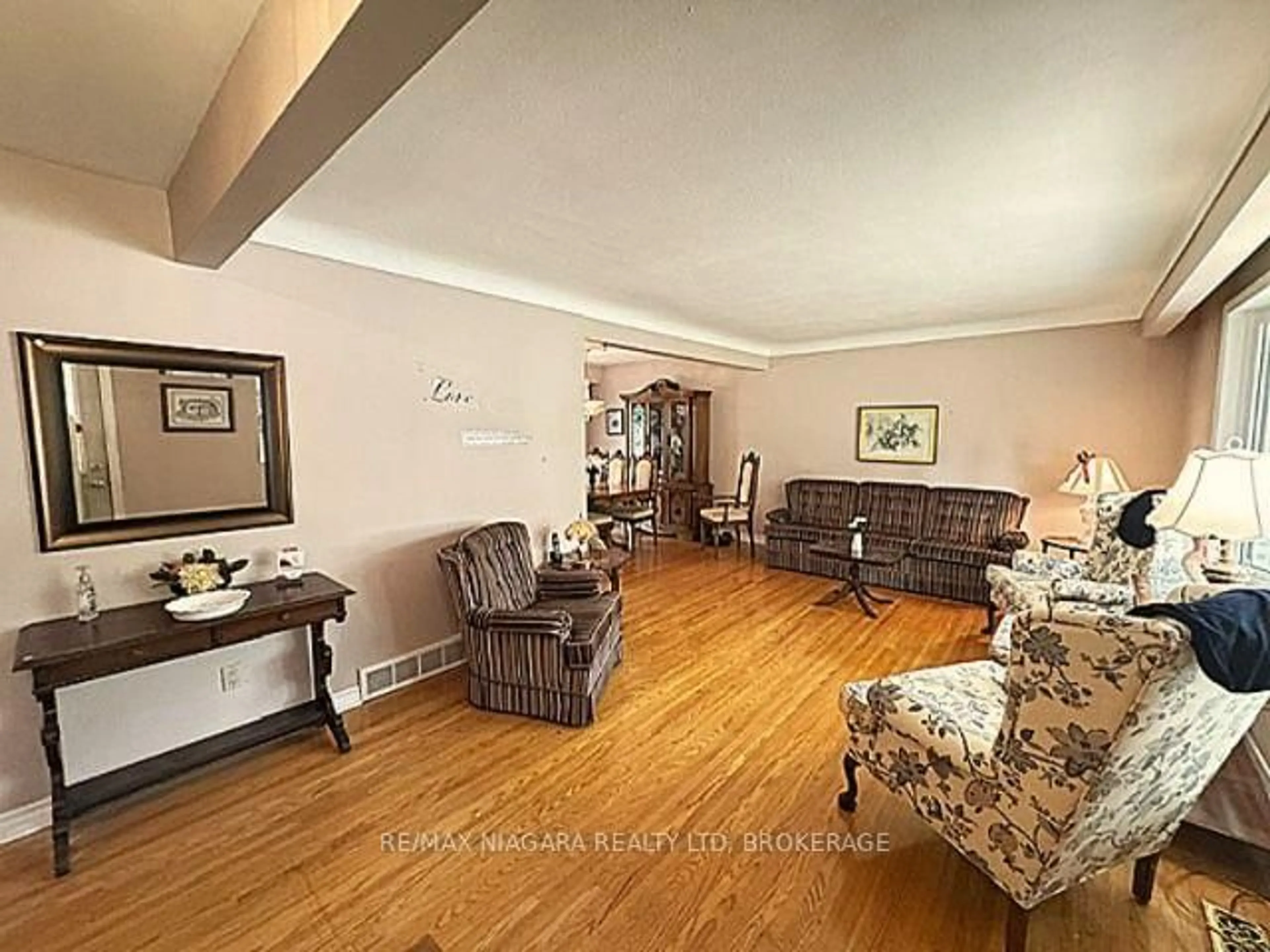 Living room with furniture, unknown for 19 Ramlee Rd, St. Catharines Ontario L2M 2K4