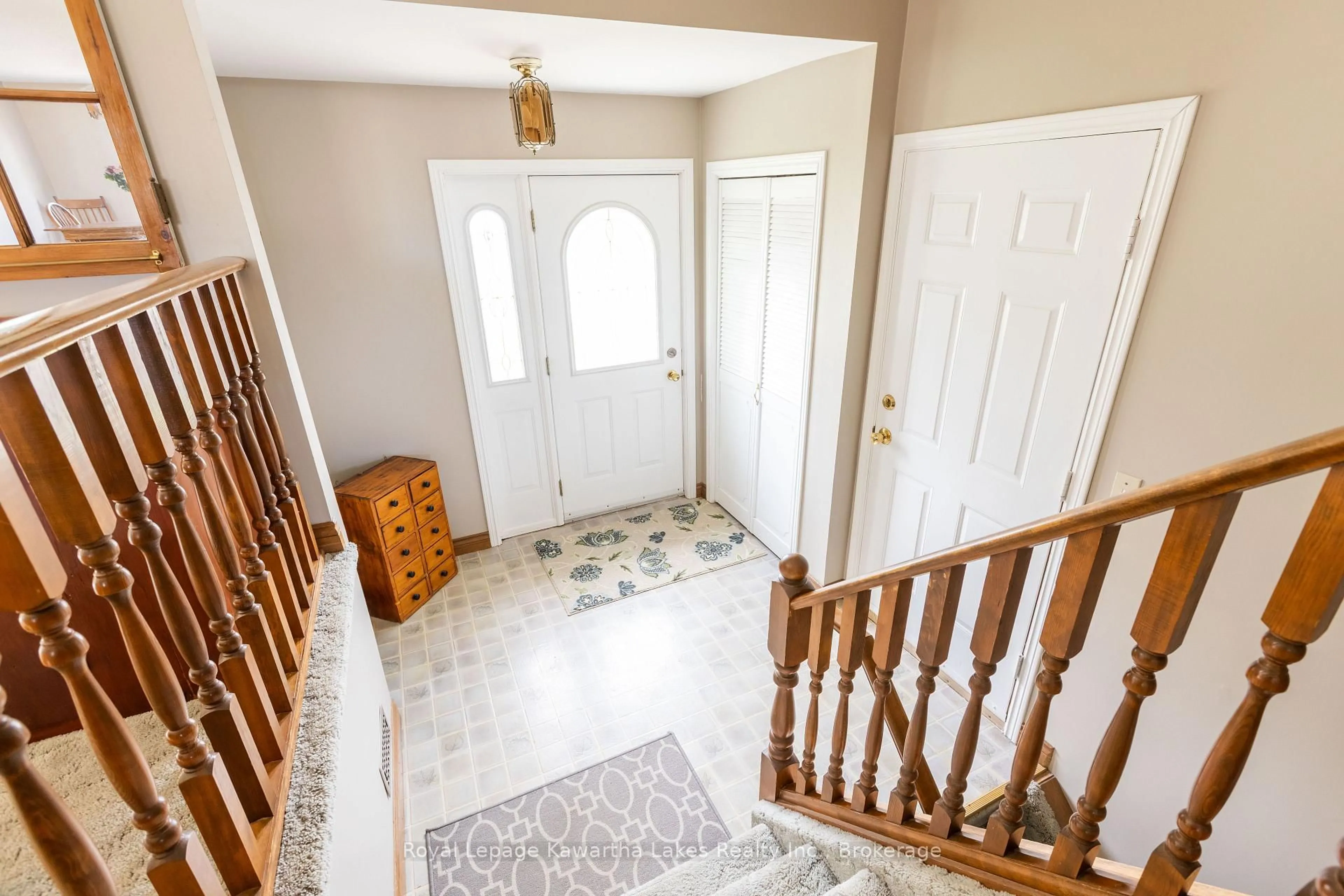 Indoor entryway for 28 Andrew Dr, Kawartha Lakes Ontario K9V 5W6