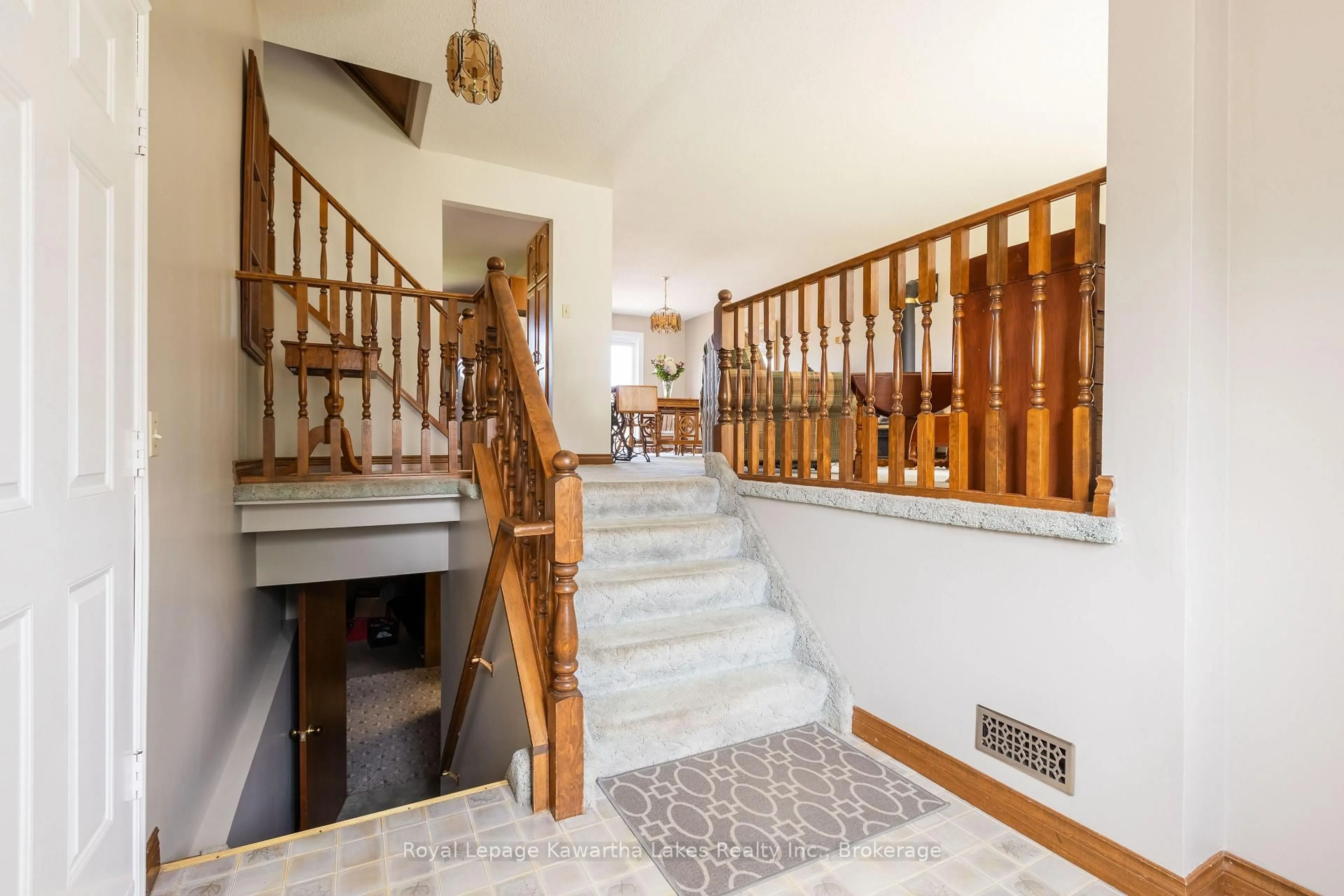 Indoor foyer for 28 Andrew Dr, Kawartha Lakes Ontario K9V 5W6