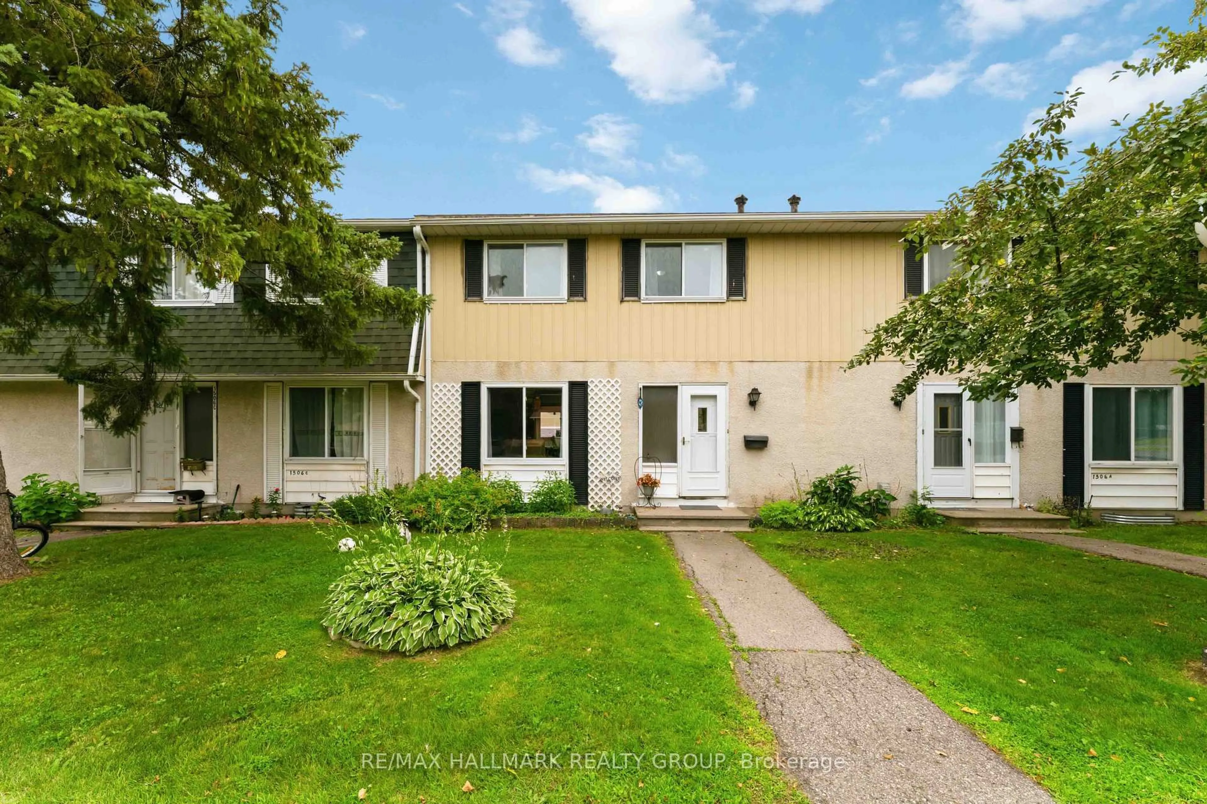 Home with vinyl exterior material, street for 1506 Beaverpond Dr #B, Ottawa Ontario K1B 3R9